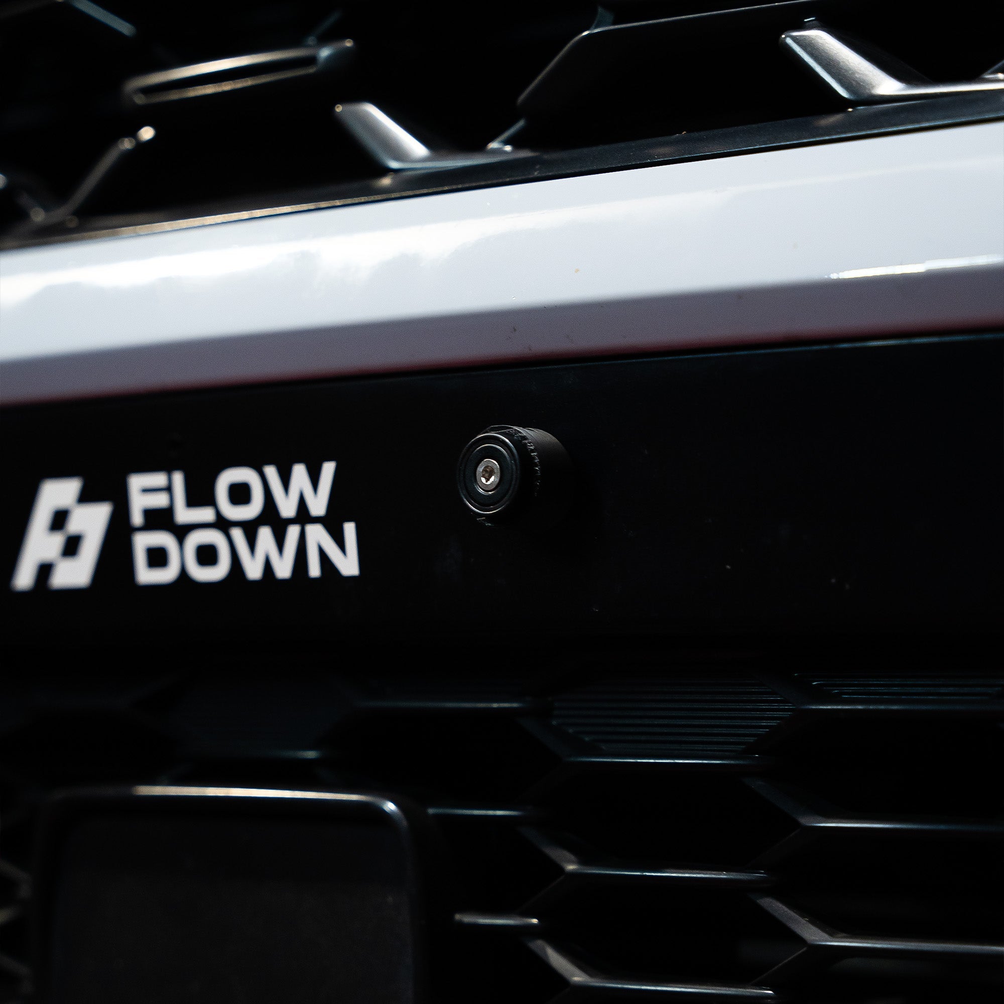 FLOW DOWN® Magnet-Kennzeichenhalter für Hyundai Kona N – Rahmenlose Magnet-Kennzeichenhalter für eine unsichtbare, sichere und schnelle Befestigung. Perfekt für Fotoshootings und ein cleanes Fahrzeug-Design. Kompatibel mit Alu- und 3D-Kennzeichen sowie internationalen Nummernschildern.