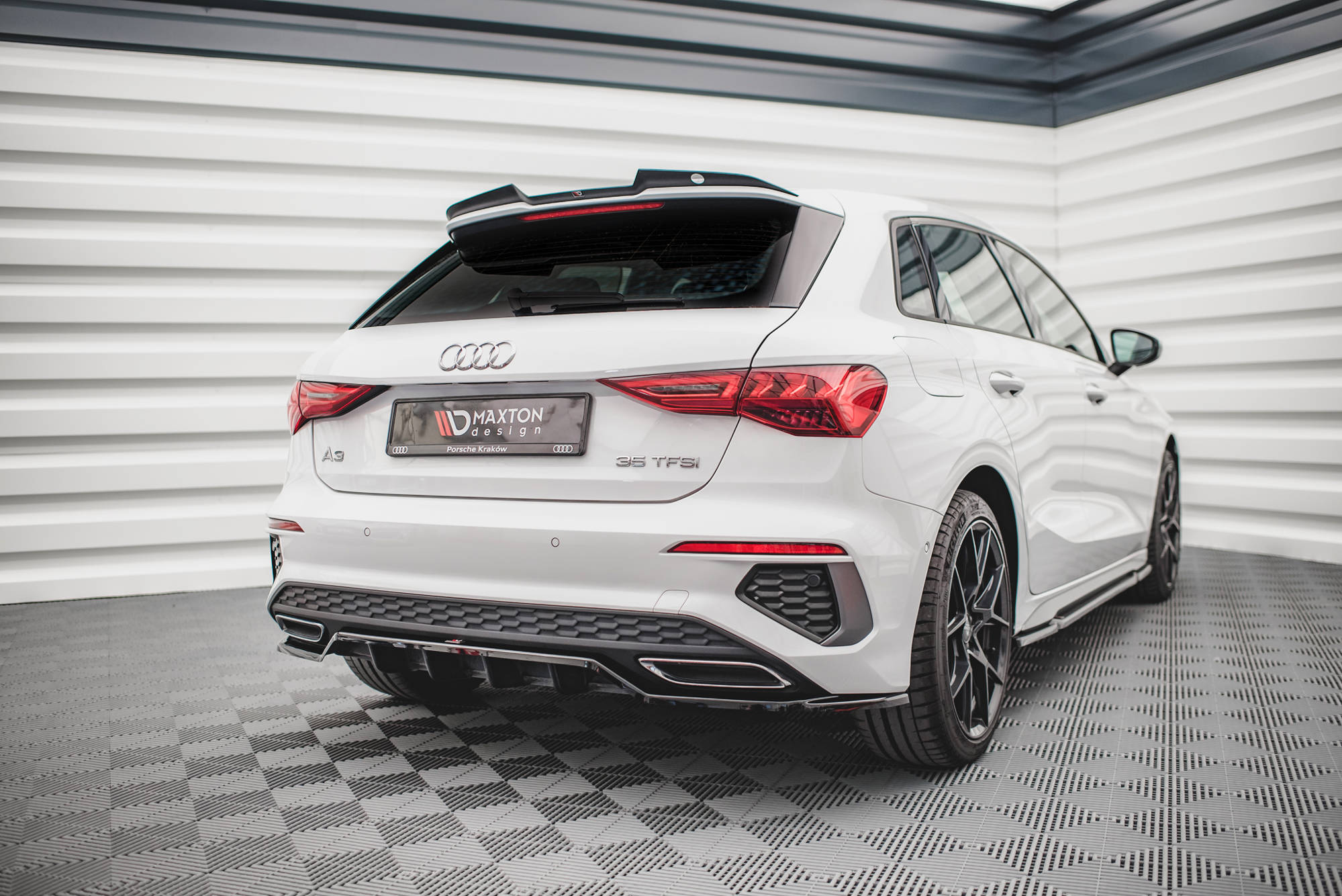 Maxton Design - Mittlerer Cup Diffusor DTM Look Heck Ansatz für Audi A3 S - Line Sportback 8Y - Aerowerk.