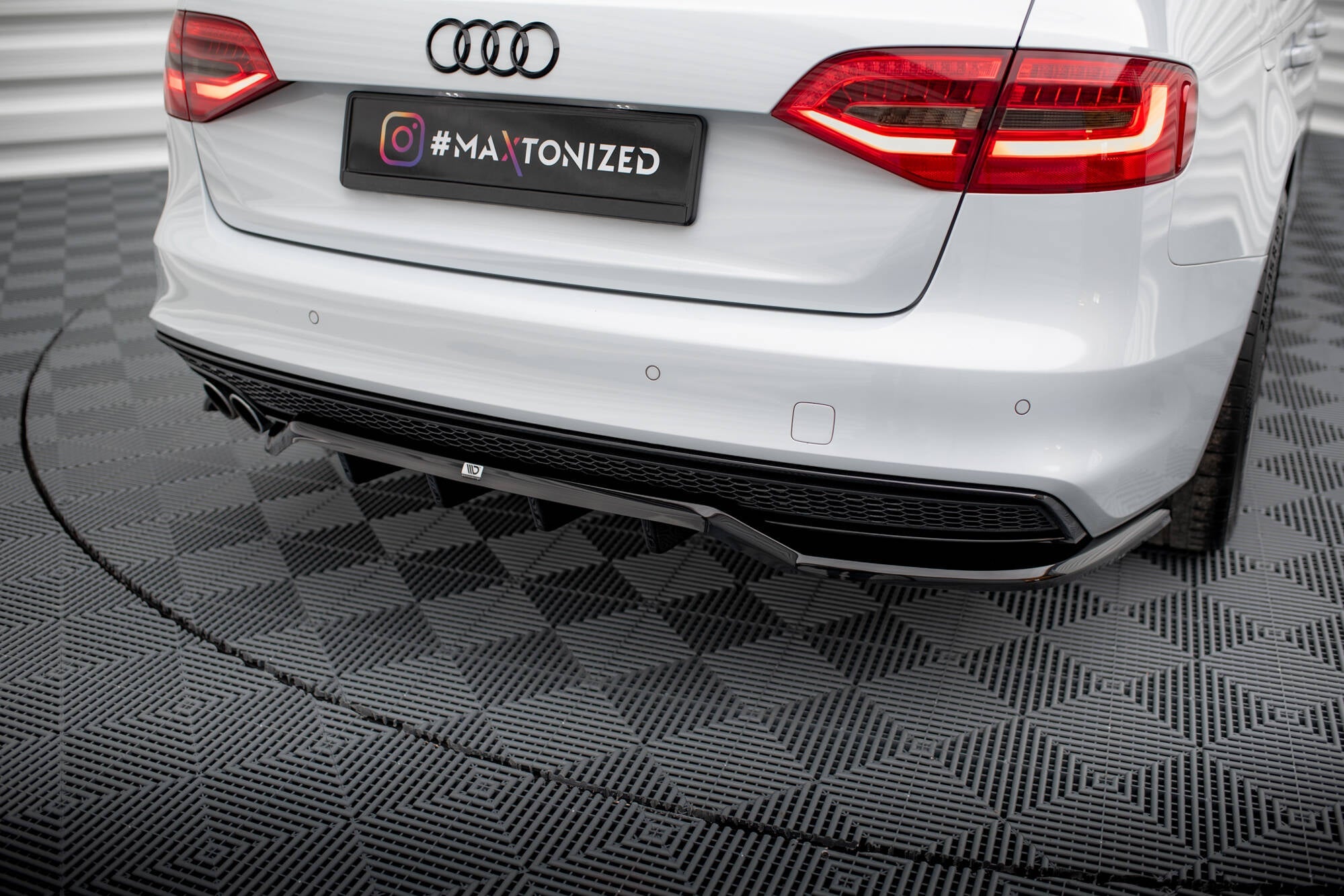 Maxton Design - Mittlerer Cup Diffusor DTM Look Heck Ansatz für Audi A4 Competition B8 Facelift - Aerowerk.