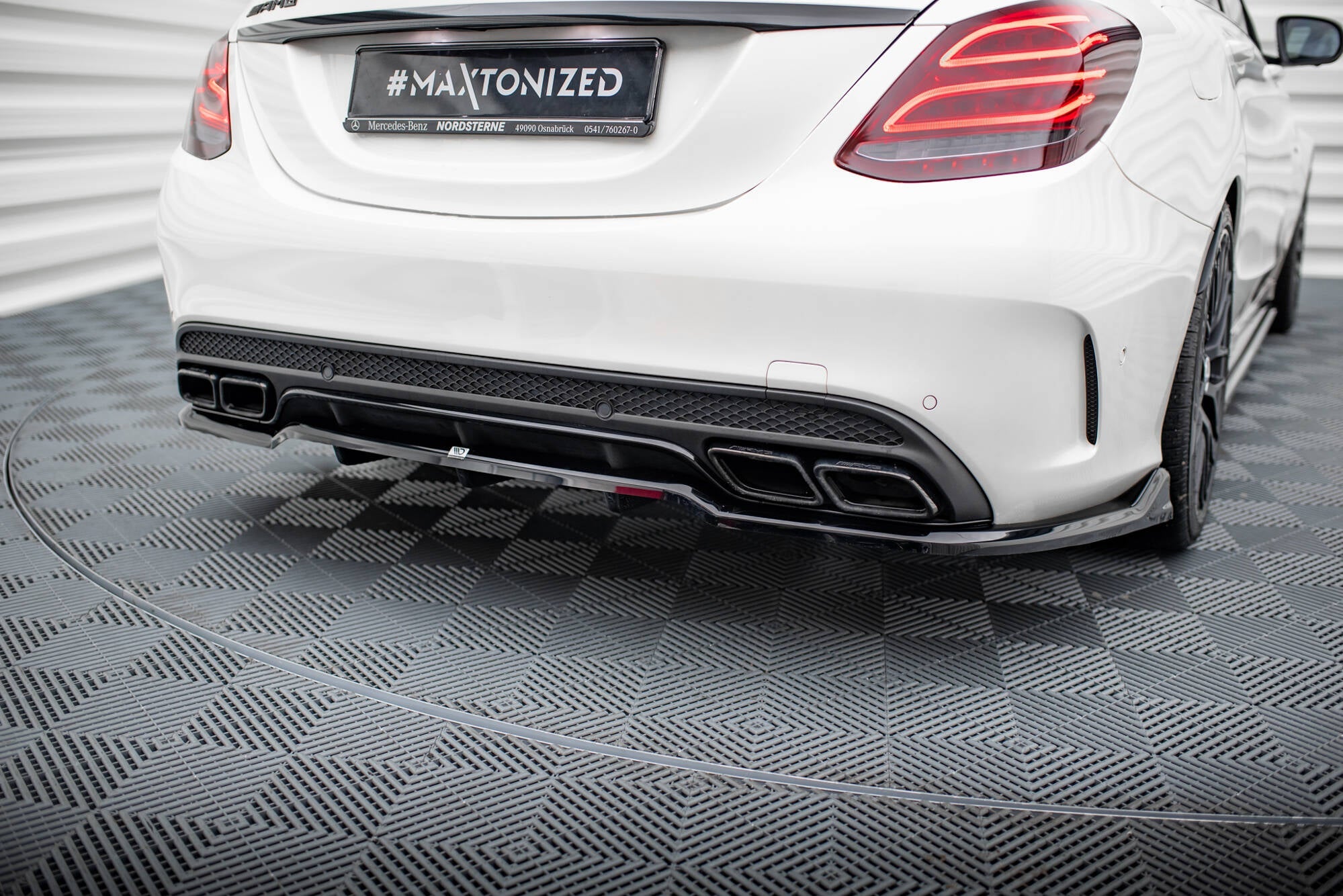 Maxton Design - Mittlerer Cup Diffusor DTM Look Heck Ansatz für Mercedes - AMG C63 Limousine / Kombi W205 / S205 - Aerowerk.