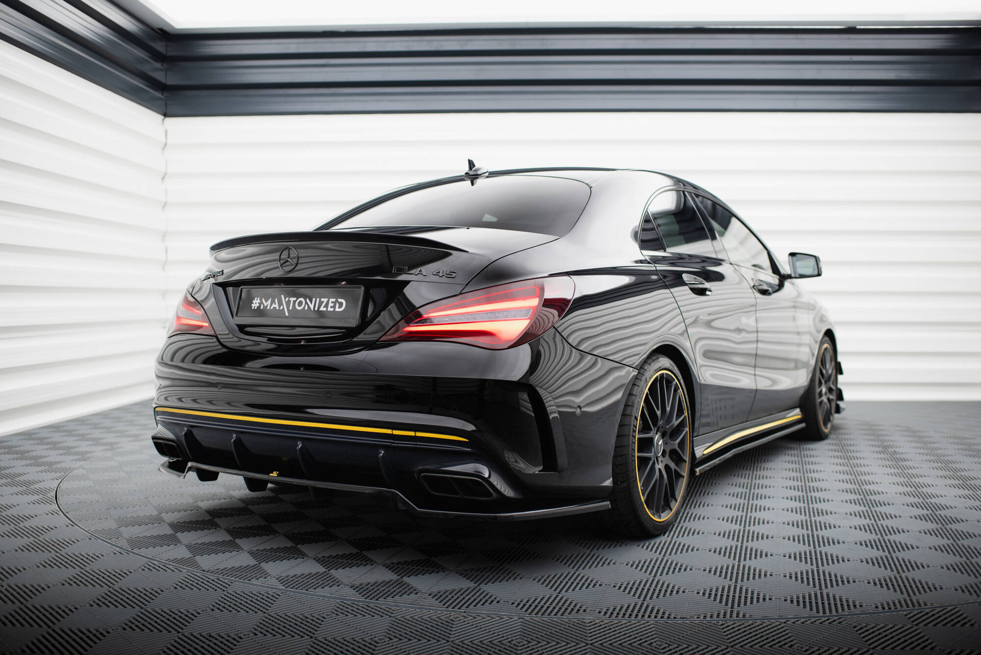 Maxton Design - Mittlerer Cup Diffusor DTM Look Heck Ansatz für Mercedes - AMG CLA 45 C117 Facelift - Aerowerk.