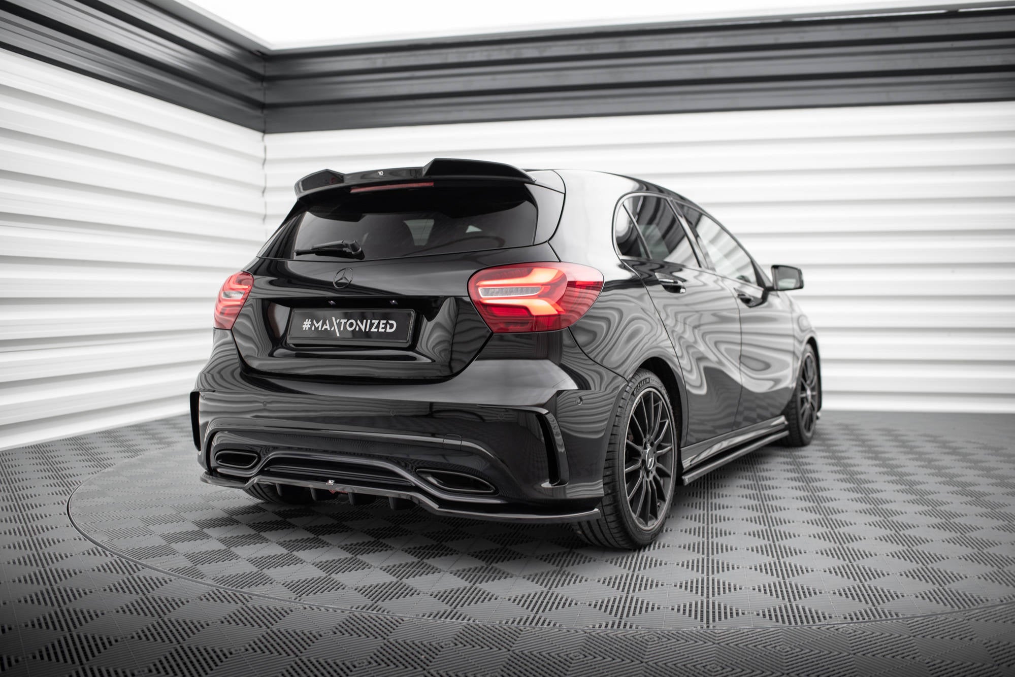 Maxton Design - Mittlerer Cup Diffusor DTM Look Heck Ansatz für Mercedes - Benz A AMG - Line W176 Facelif - Aerowerk.