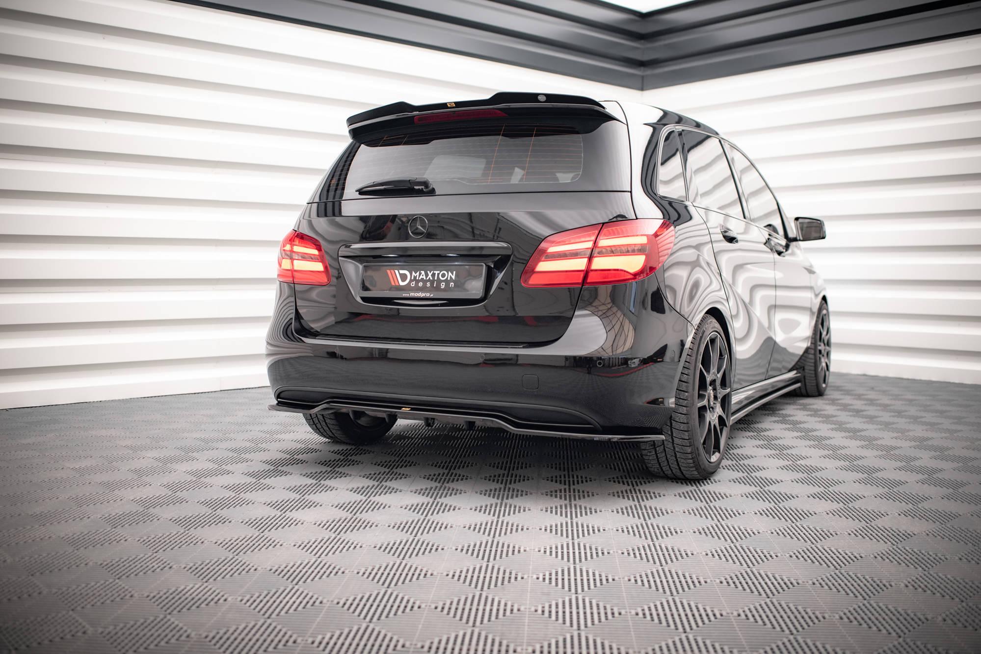 Maxton Design - Mittlerer Cup Diffusor DTM Look Heck Ansatz für Mercedes - Benz B W246 Facelift - Aerowerk.