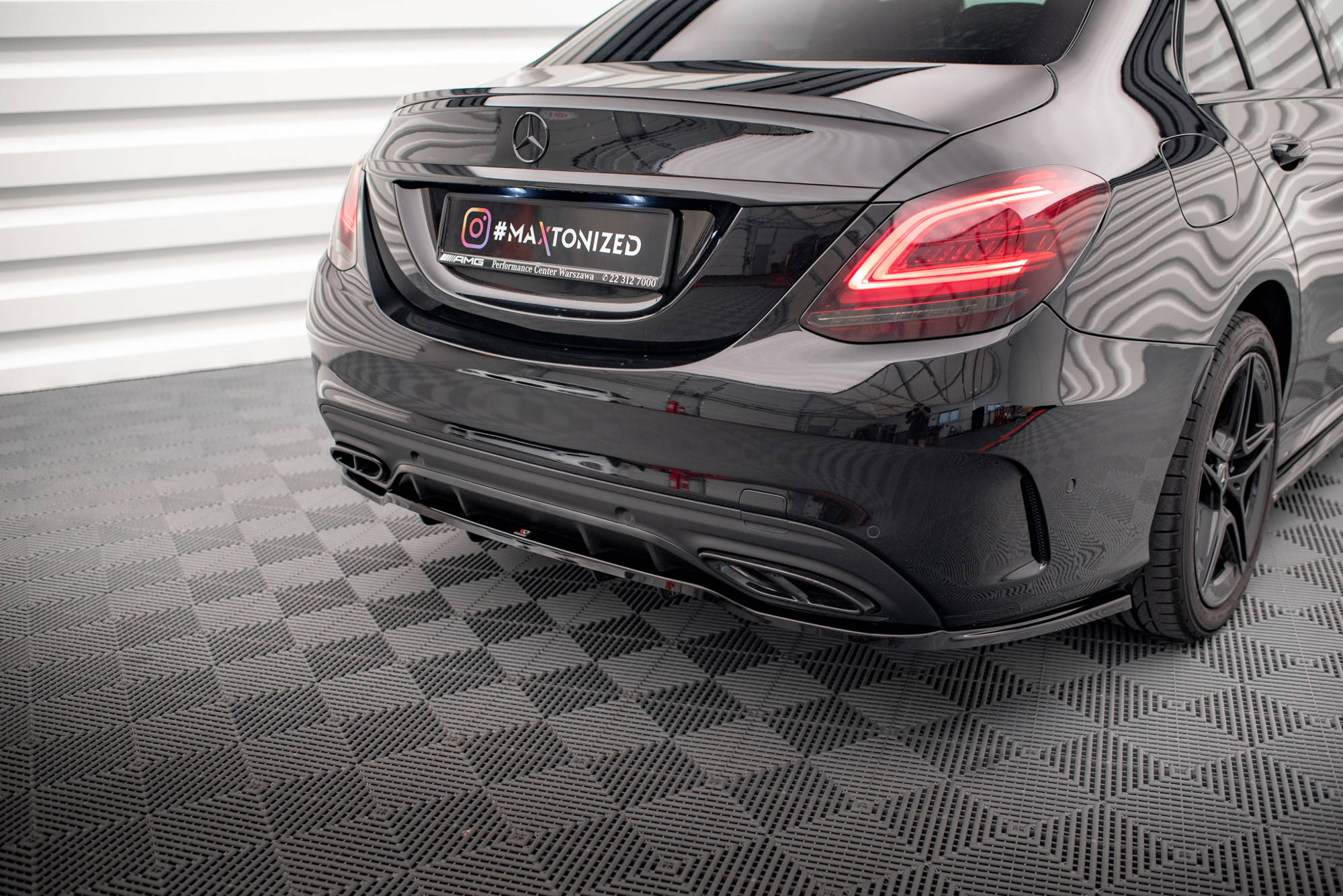 Maxton Design - Mittlerer Cup Diffusor DTM Look Heck Ansatz für Mercedes - Benz C AMG - Line W205 Facelift - Aerowerk.