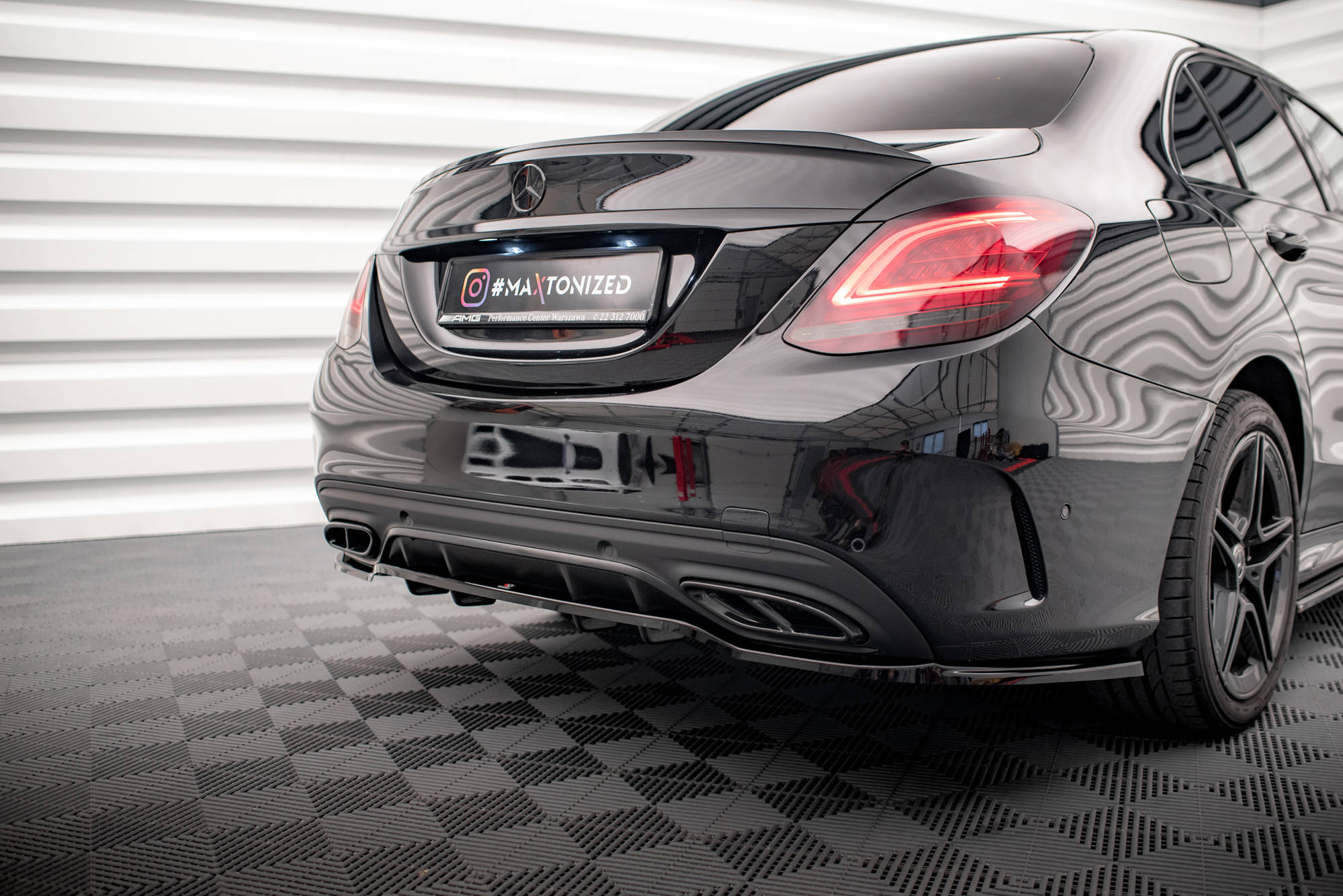 Maxton Design - Mittlerer Cup Diffusor DTM Look Heck Ansatz für Mercedes - Benz C AMG - Line W205 Facelift - Aerowerk.