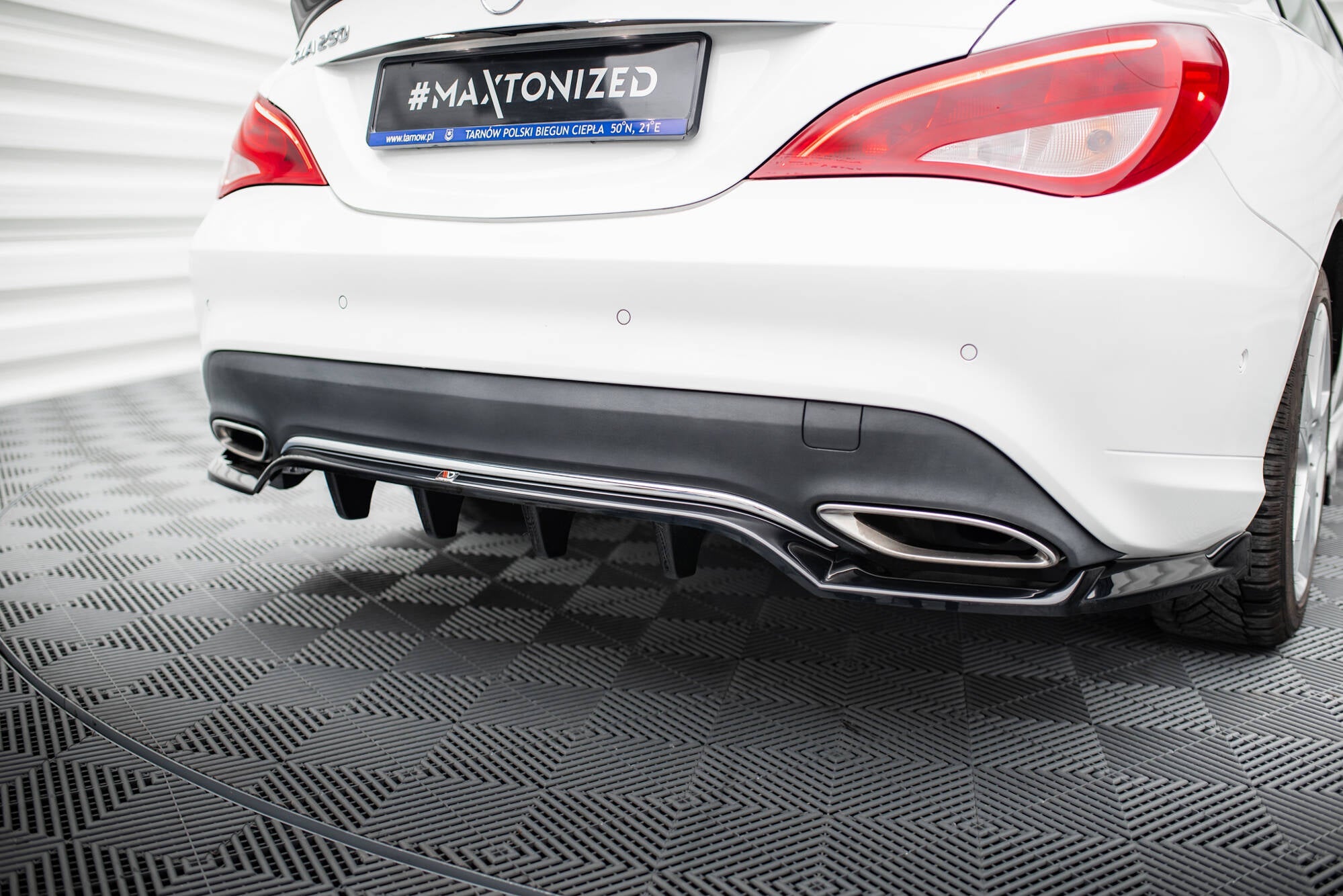 Maxton Design - Mittlerer Cup Diffusor DTM Look Heck Ansatz für Mercedes - Benz CLA C117 Facelift - Aerowerk.