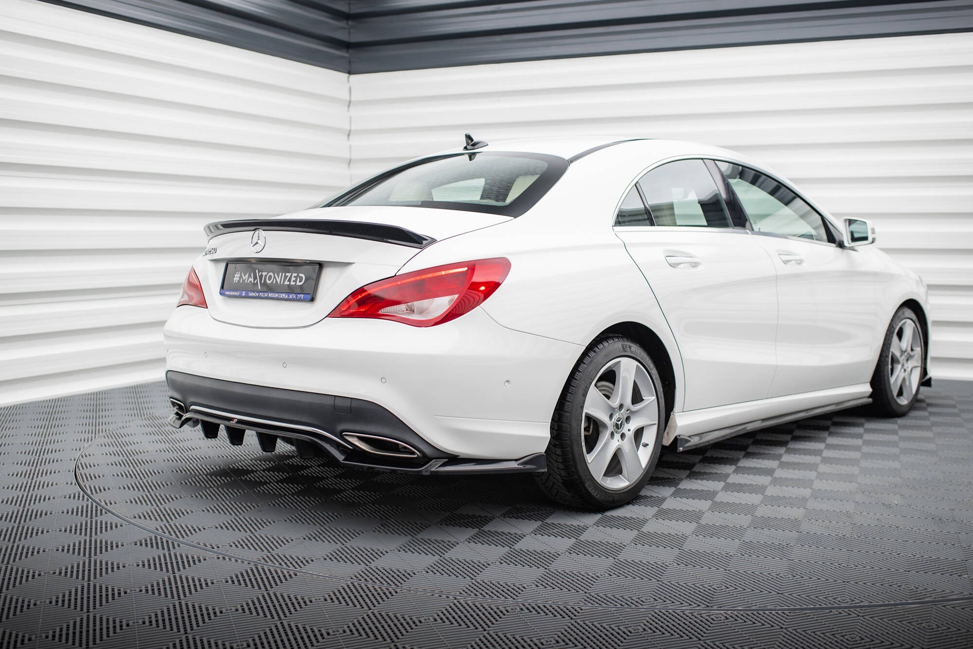 Maxton Design - Mittlerer Cup Diffusor DTM Look Heck Ansatz für Mercedes - Benz CLA C117 Facelift - Aerowerk.