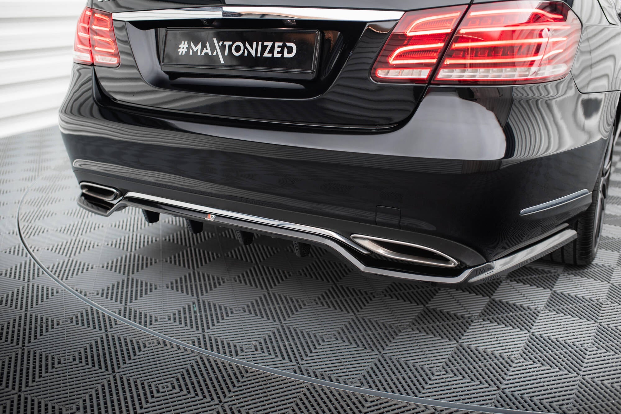 Maxton Design - Mittlerer Cup Diffusor DTM Look Heck Ansatz für Mercedes - Benz E W212 Facelift - Aerowerk.