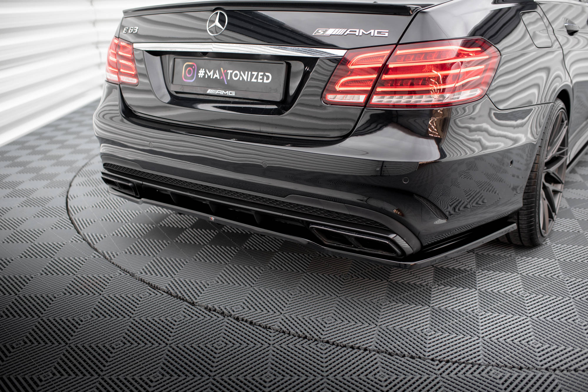 Maxton Design - Mittlerer Cup Diffusor DTM Look Heck Ansatz für Mercedes - Benz E63 AMG Limousine W212 Facelift - Aerowerk.