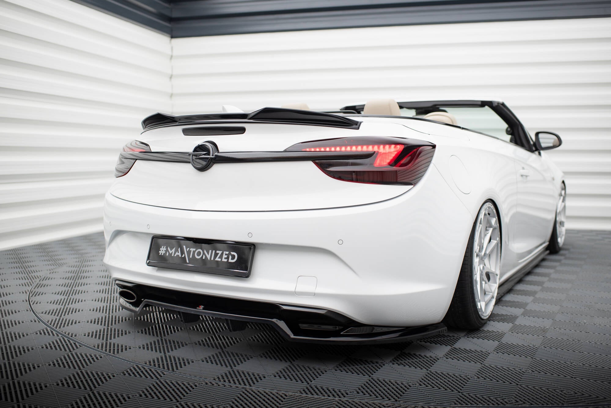 Maxton Design - Mittlerer Cup Diffusor DTM Look Heck Ansatz für Opel Cascada - Aerowerk.