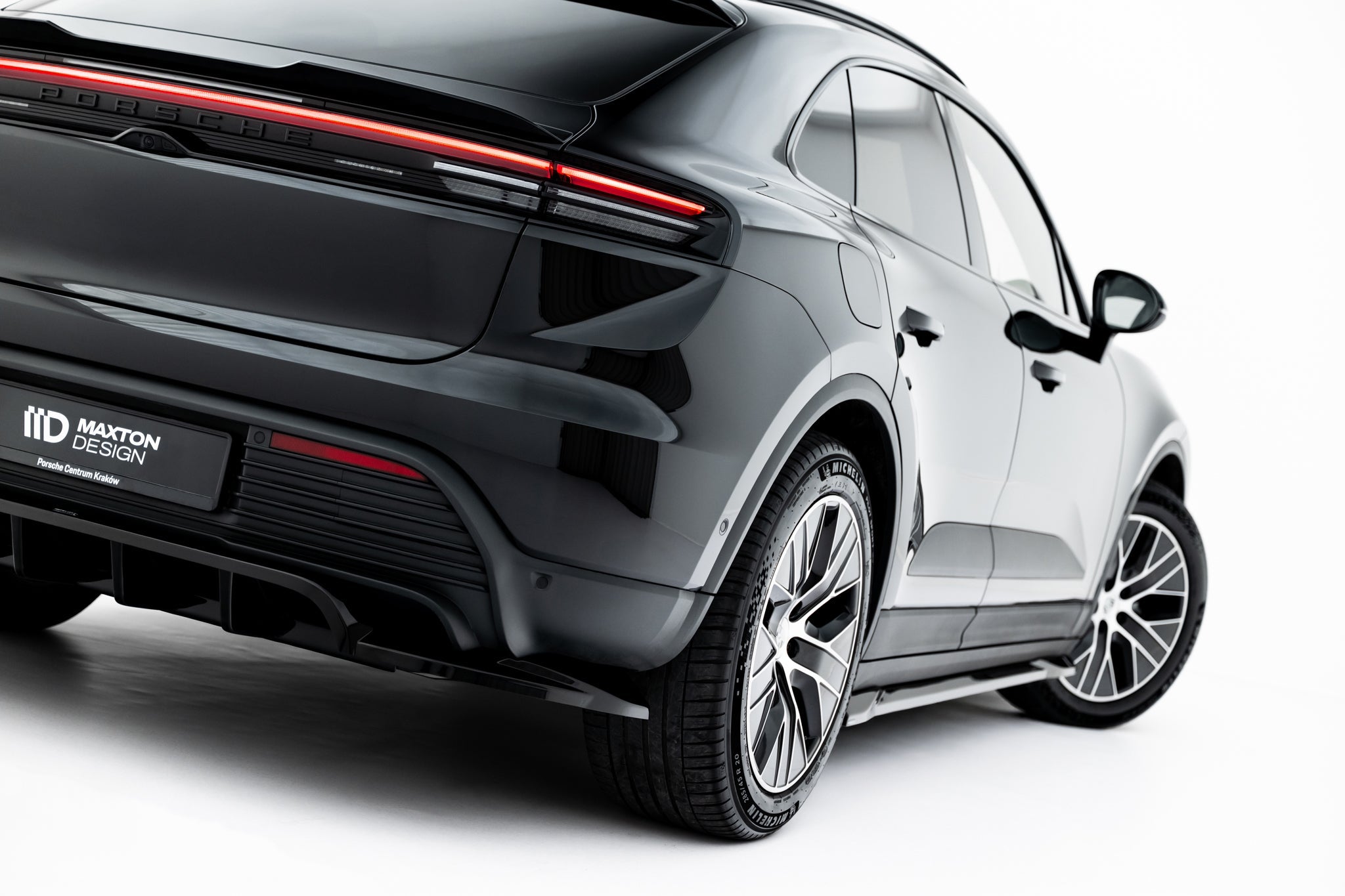 Maxton Design - Mittlerer Cup Diffusor DTM Look Heck Ansatz für Porsche Macan EV Mk1 - Aerowerk.