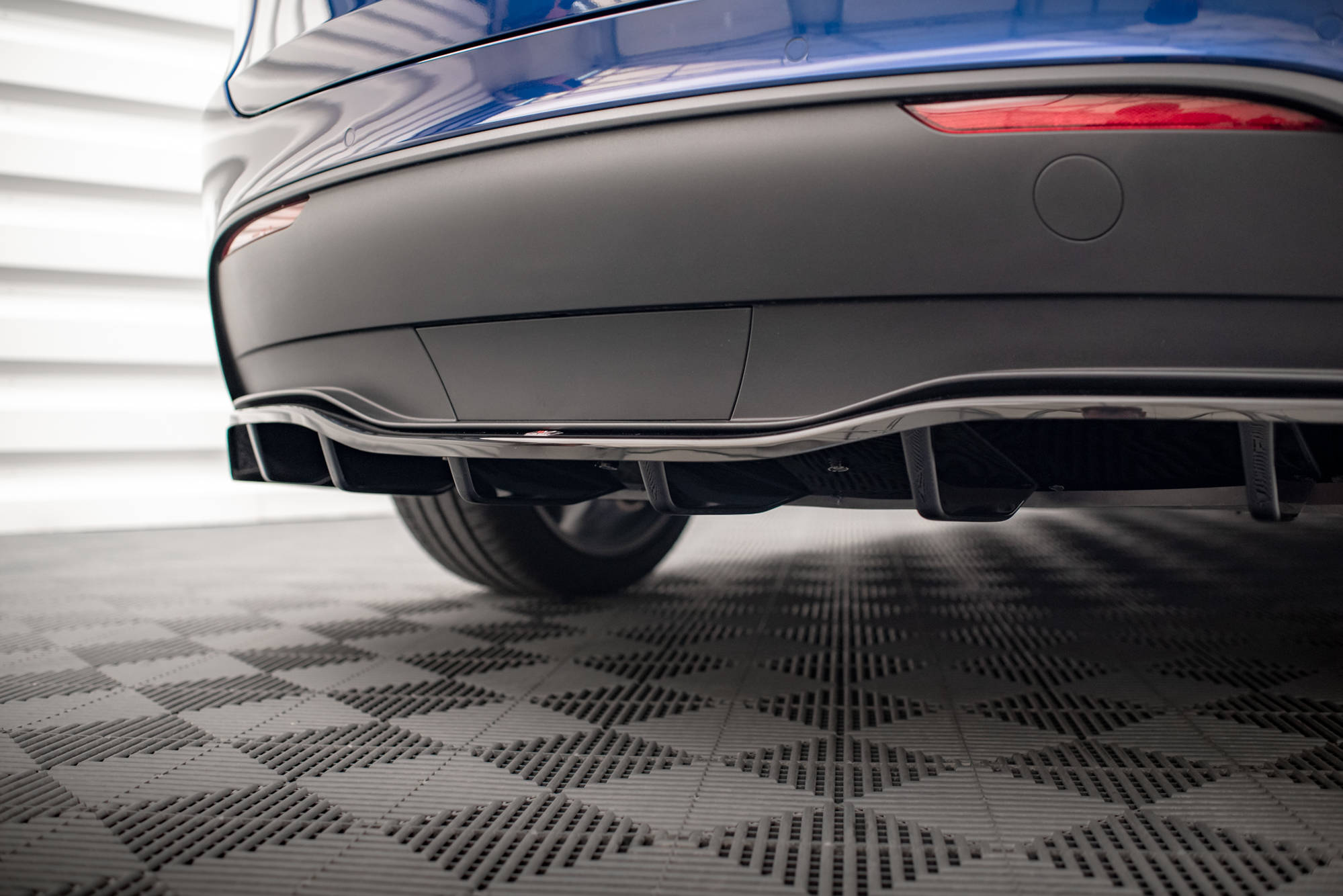 Maxton Design - Mittlerer Cup Diffusor DTM Look Heck Ansatz für Tesla Model Y - Aerowerk.