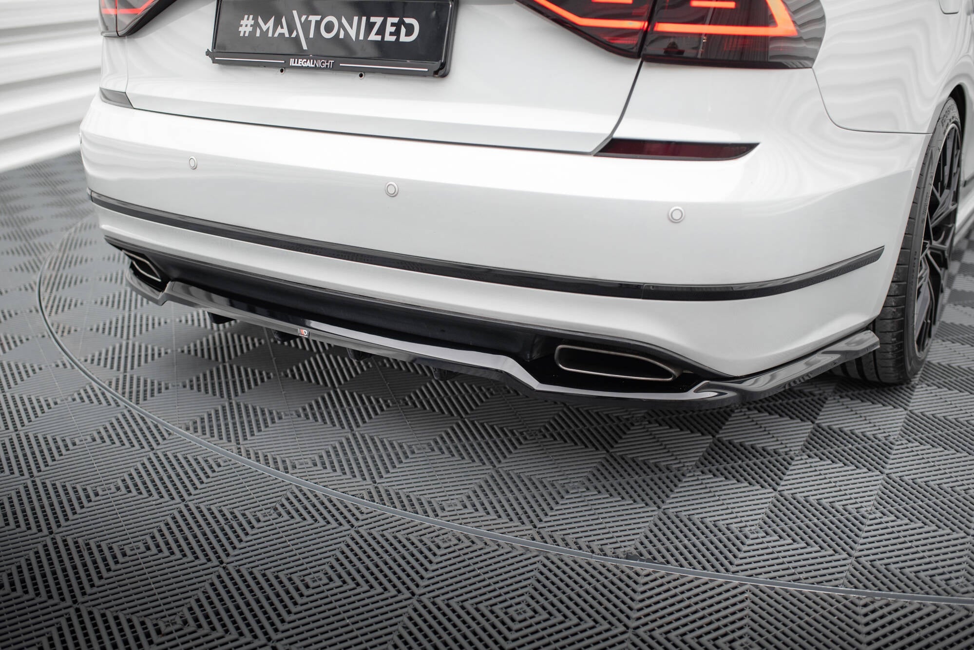 Maxton Design - Mittlerer Cup Diffusor DTM Look Heck Ansatz für VW Passat GT B8 Facelift USA - Aerowerk.