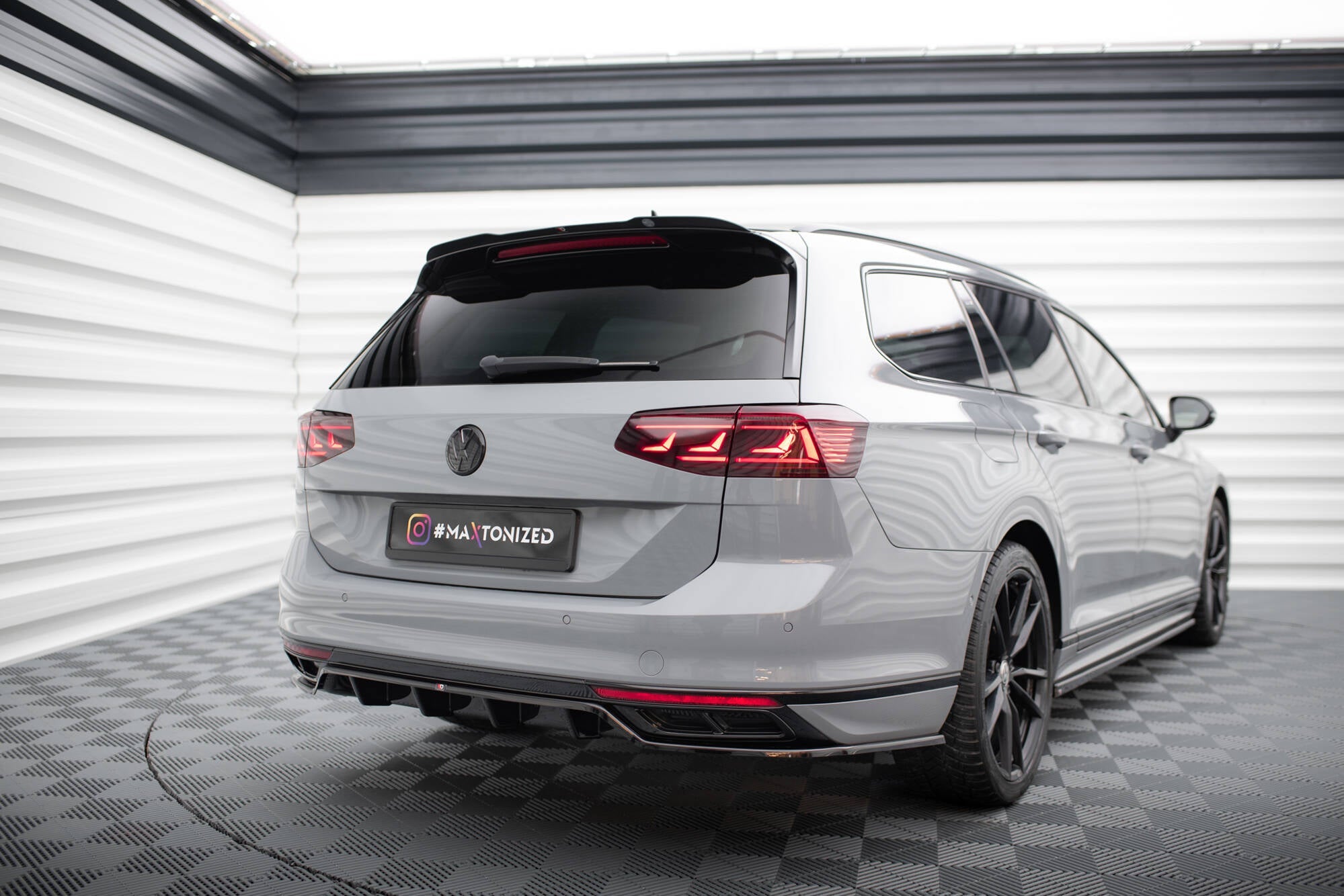 Maxton Design - Mittlerer Cup Diffusor DTM Look Heck Ansatz für VW Passat R - Line B8 Facelift - Aerowerk.