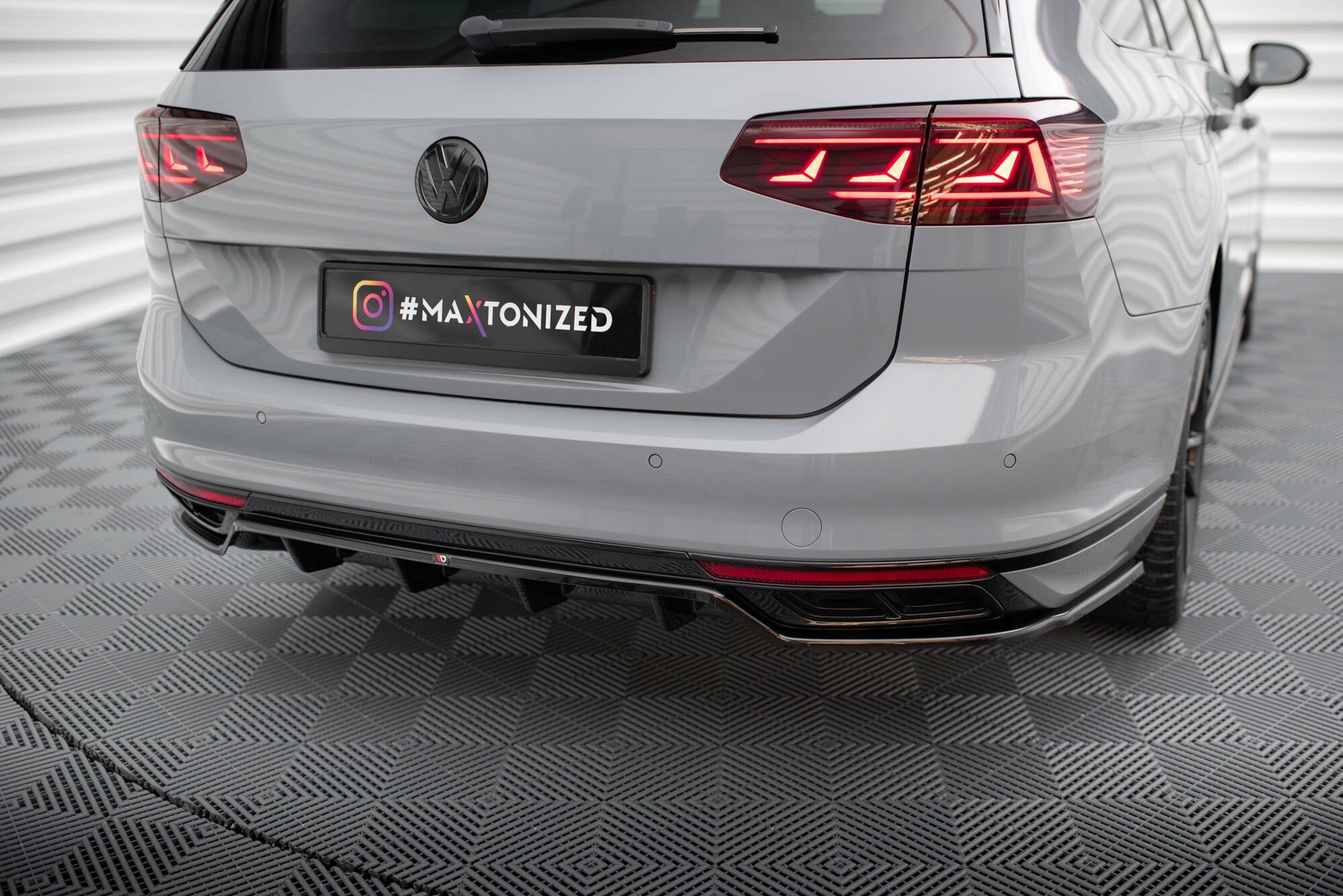 Maxton Design - Mittlerer Cup Diffusor DTM Look Heck Ansatz für VW Passat R - Line B8 Facelift - Aerowerk.