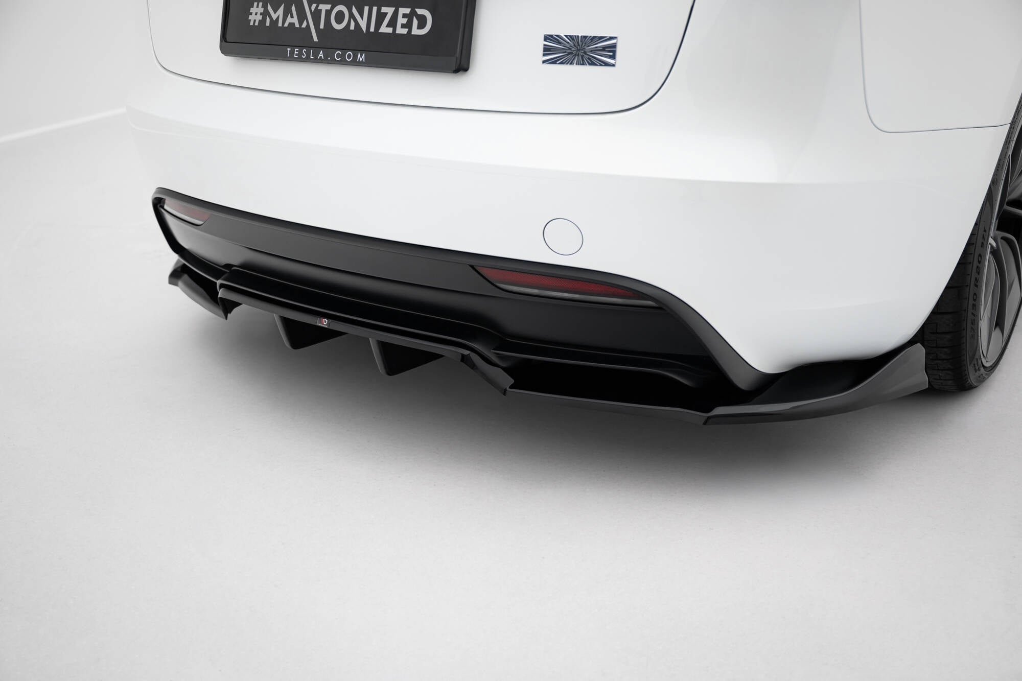 Maxton Design - Mittlerer Cup Diffusor V1 DTM Look Heck Ansatz für Tesla Model 3 Performance Mk1 Facelift - Aerowerk.