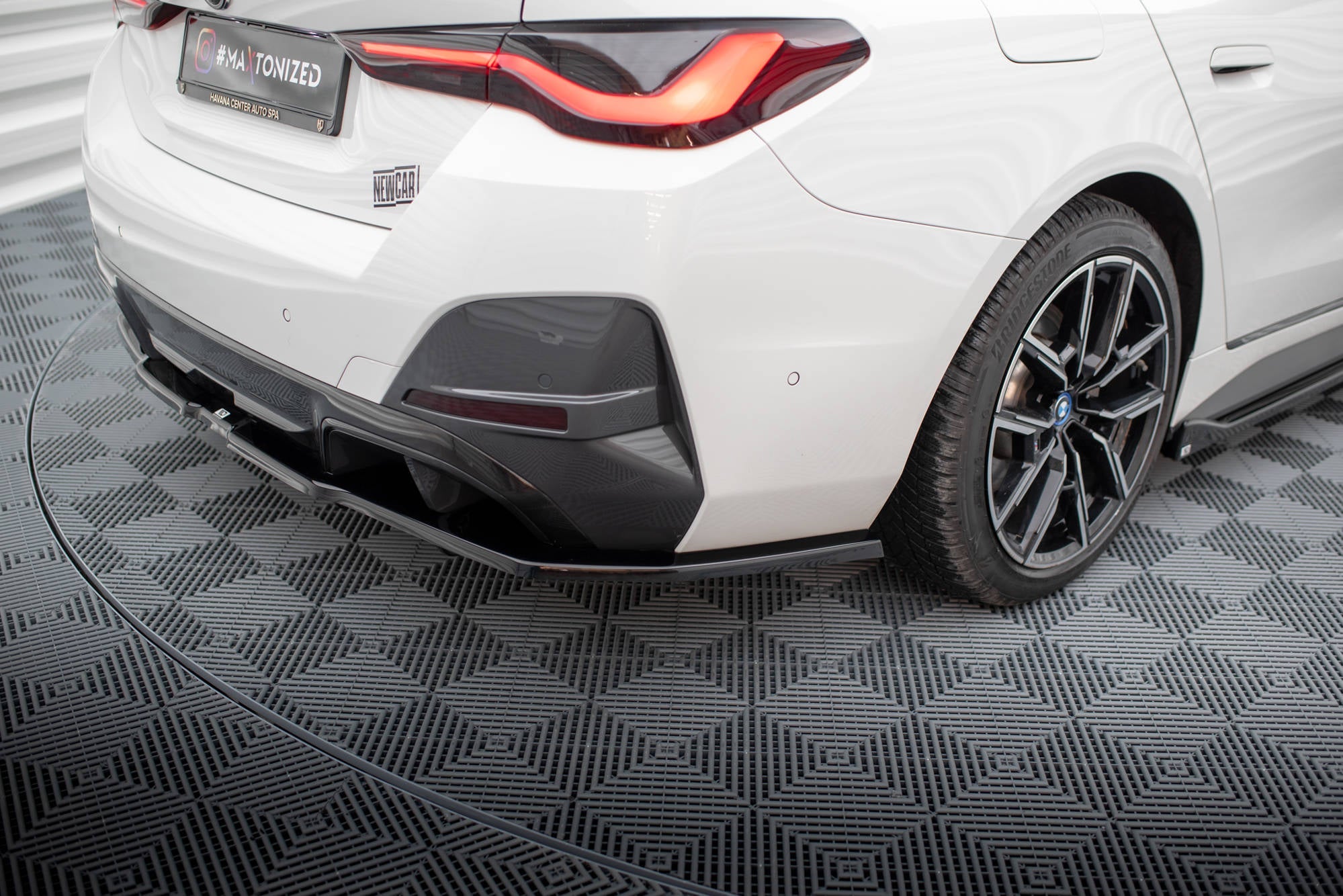 Maxton Design - Mittlerer Cup Diffusor V.1 Heckansatz für BMW i4 M - Paket G26 - Aerowerk.