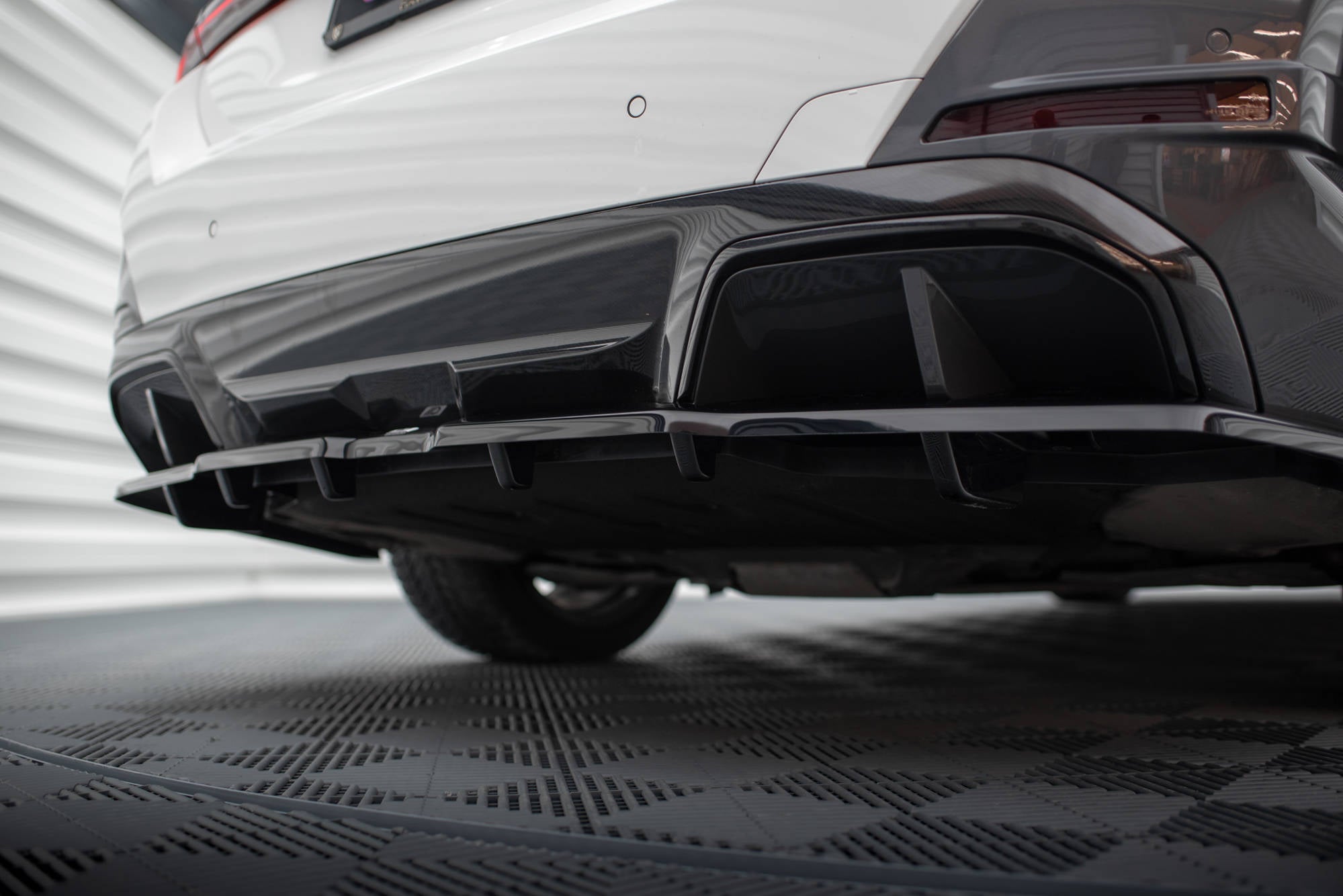 Maxton Design - Mittlerer Cup Diffusor V.1 Heckansatz für BMW i4 M - Paket G26 - Aerowerk.