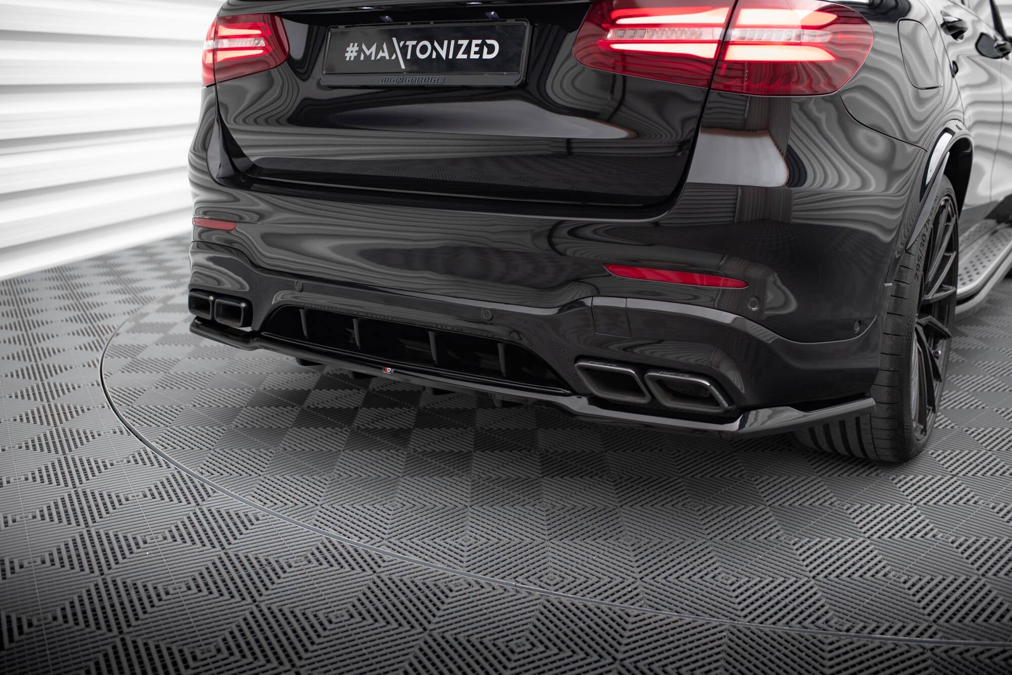 Maxton Design - Mittlerer Cup Diffusor V2 DTM Look Heck Ansatz für Mercedes - AMG GLC 63 SUV X253 - Aerowerk.