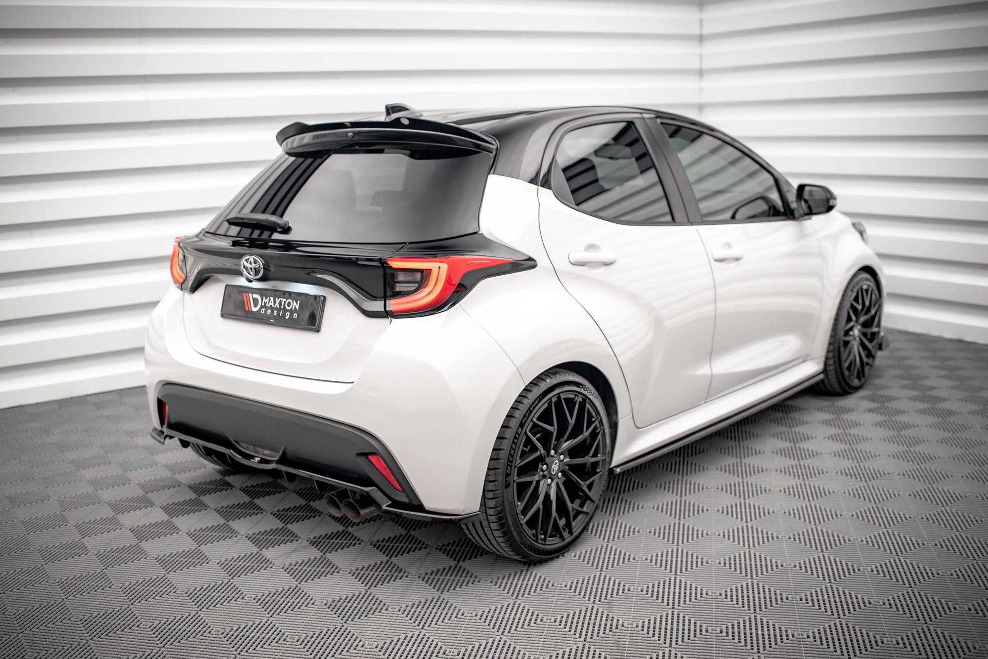 Maxton Design - Mittlerer Cup Diffusor V2 DTM Look Heck Ansatz für Toyota Yaris Mk4 - Aerowerk.