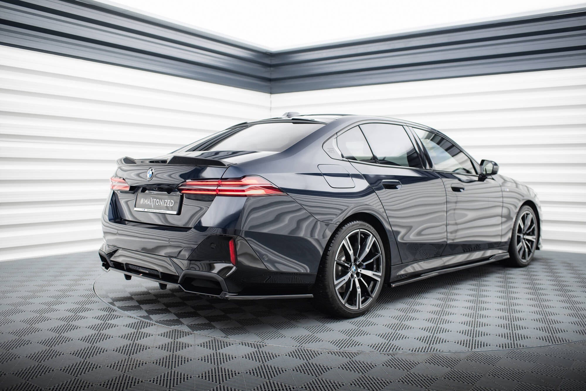 Maxton Design - Mittlerer Cup Diffusor V.2 Heck Ansatz für BMW 5er / i5 M - Paket G60 - Aerowerk.