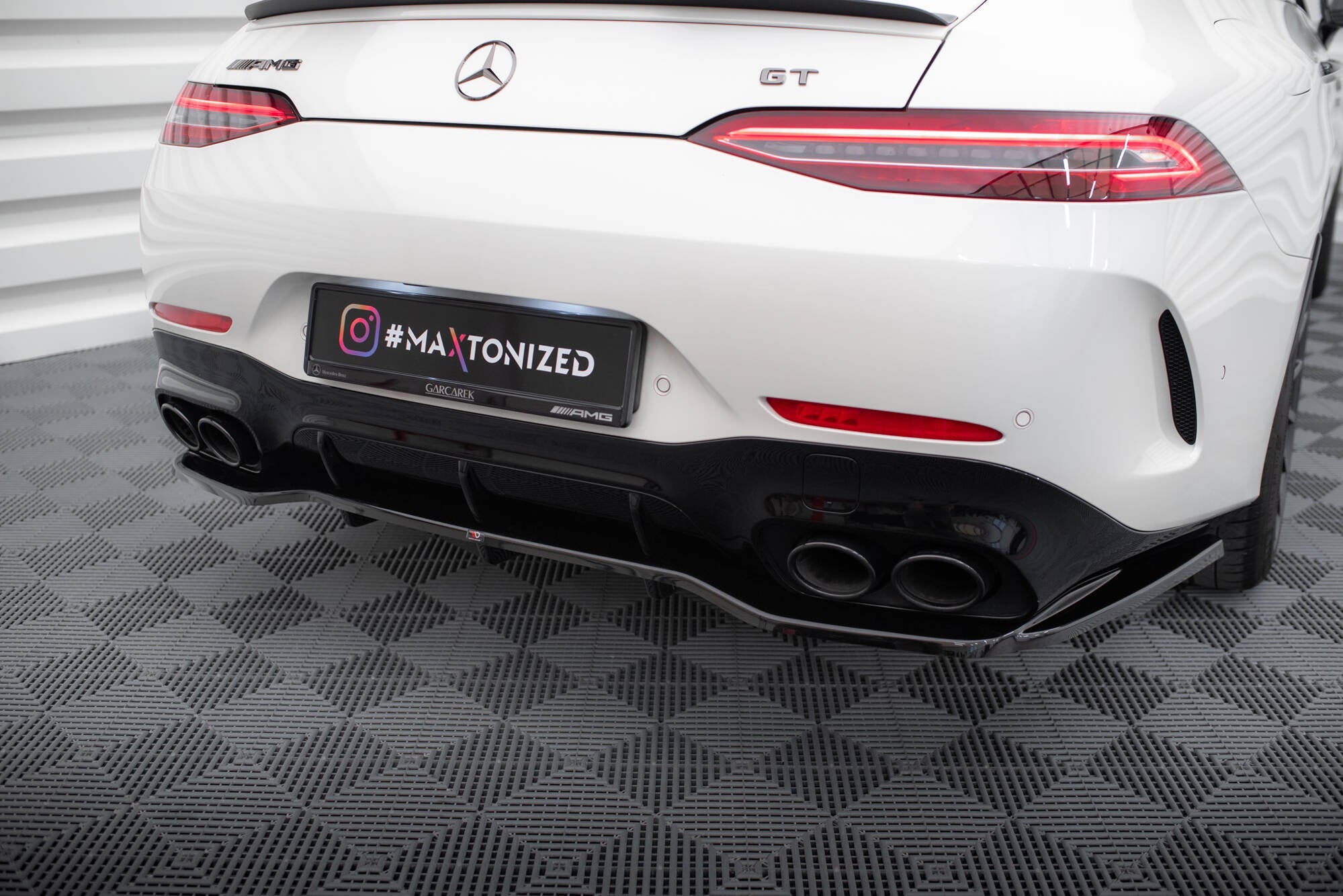 Maxton Design - Mittlerer Cup Diffusor V8 DTM Look Heck Ansatz für Mercedes - AMG GT 43 4 Door Coupe Styling Package - Aerowerk.