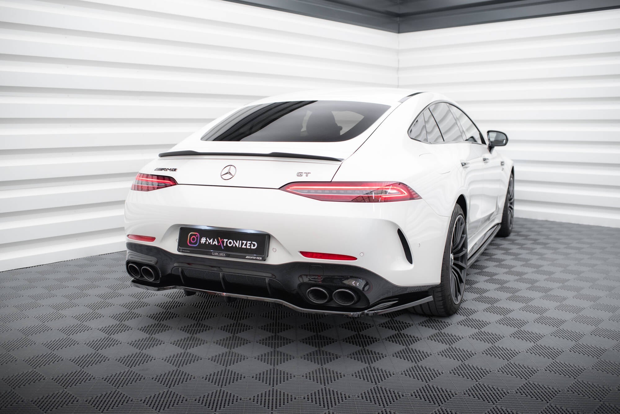 Maxton Design - Mittlerer Cup Diffusor V8 DTM Look Heck Ansatz für Mercedes - AMG GT 43 4 Door Coupe Styling Package - Aerowerk.