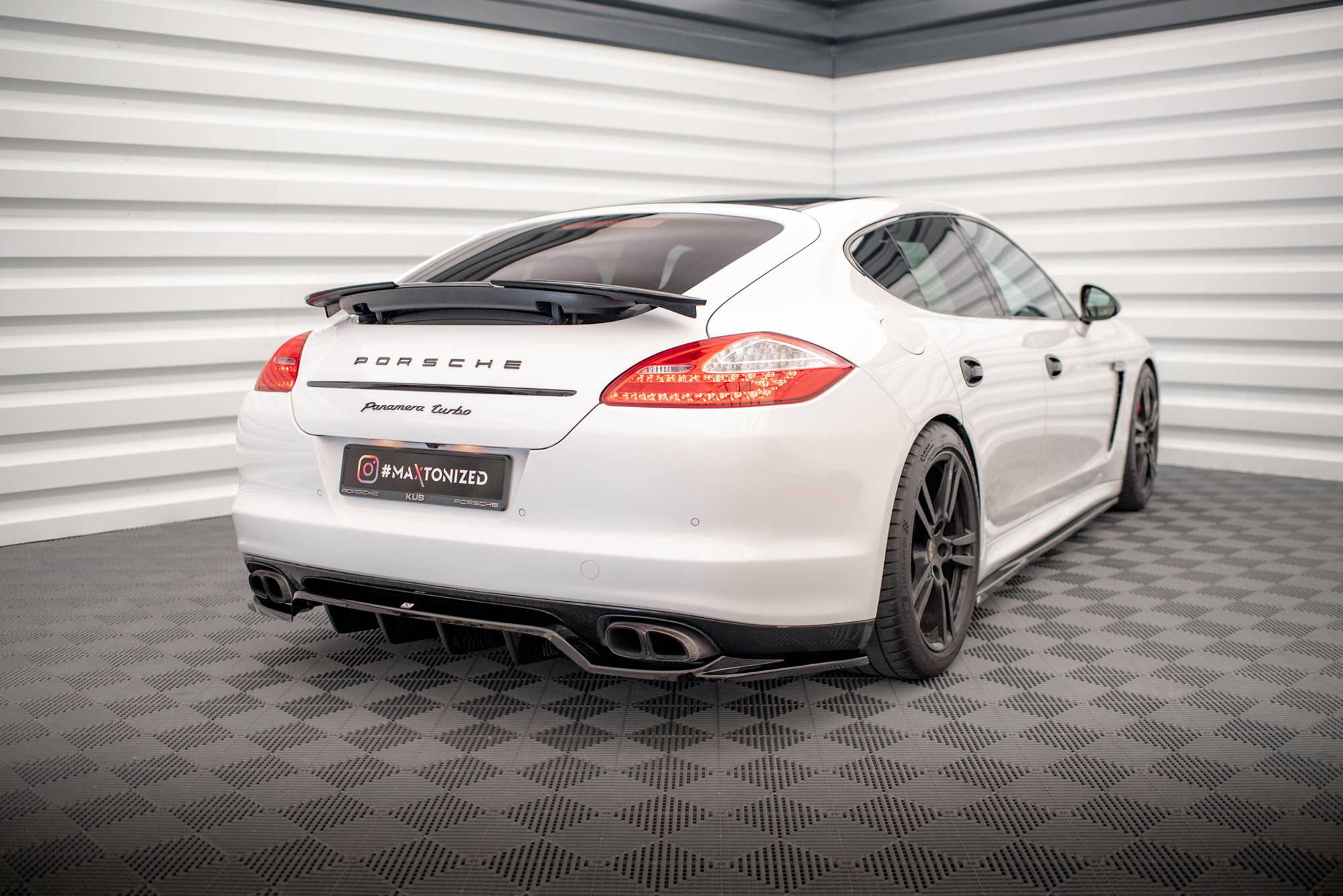 Maxton Design - Mittlerer Diffusor Heck Ansatz DTM Look für Porsche Panamera Turbo 970 schwarz matt - Aerowerk.