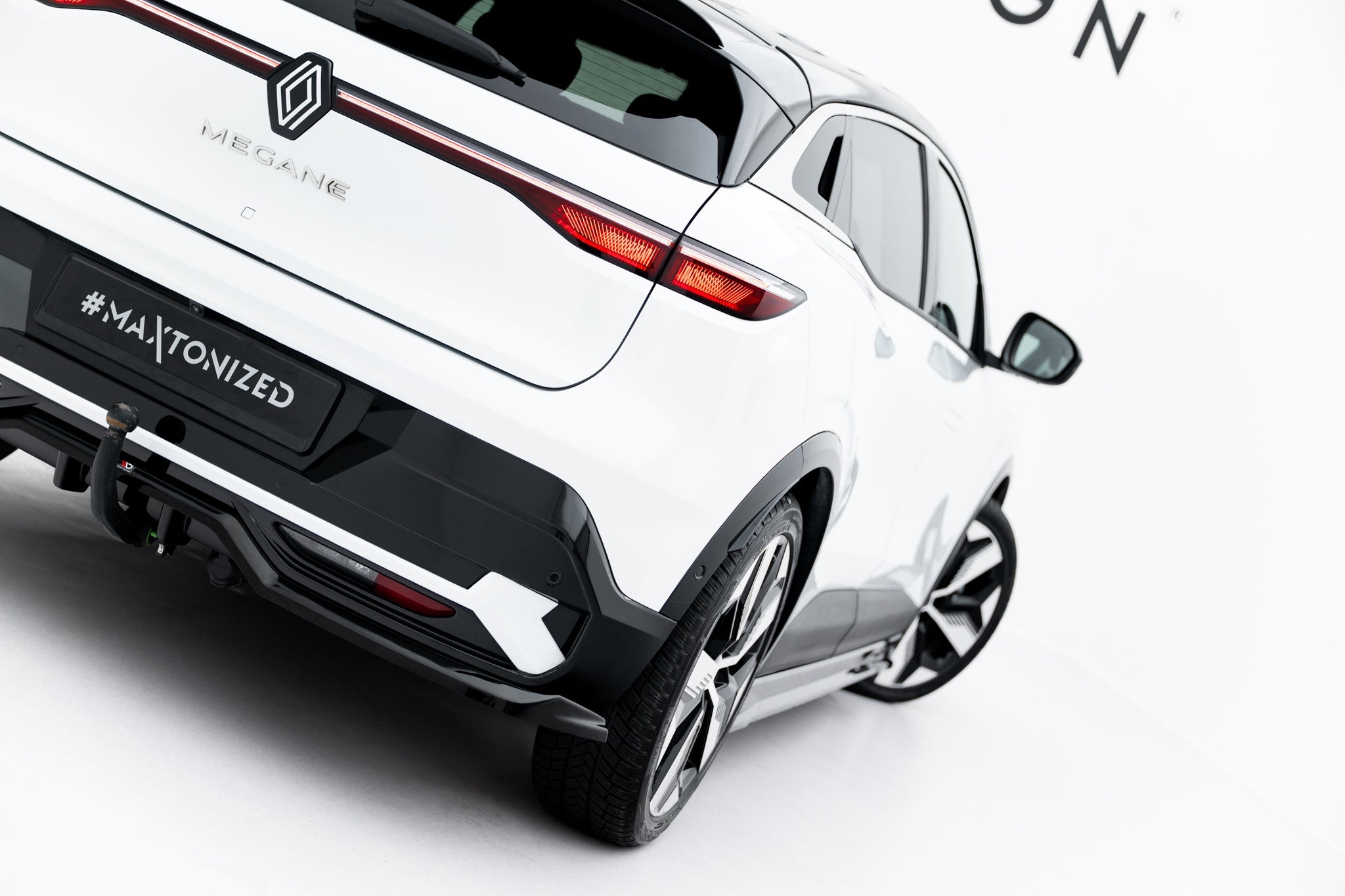 Maxton Design - Mittlerer Diffusor Heck Ansatz DTM Look für Renault Megane E - Tech Electric Mk1 - Aerowerk.