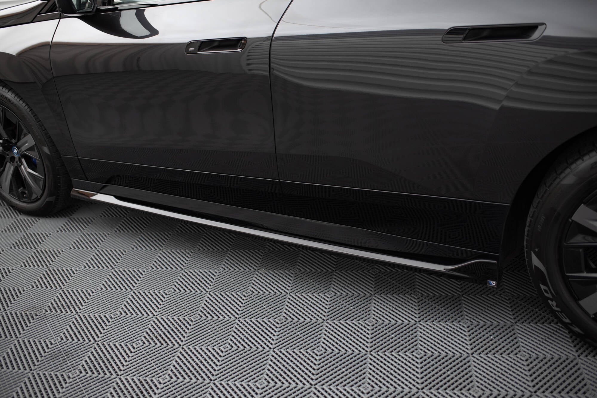 Maxton Design - Seitenschweller Ansatz für BMW iX M - Paket i20 / i20 Facelift - Aerowerk.