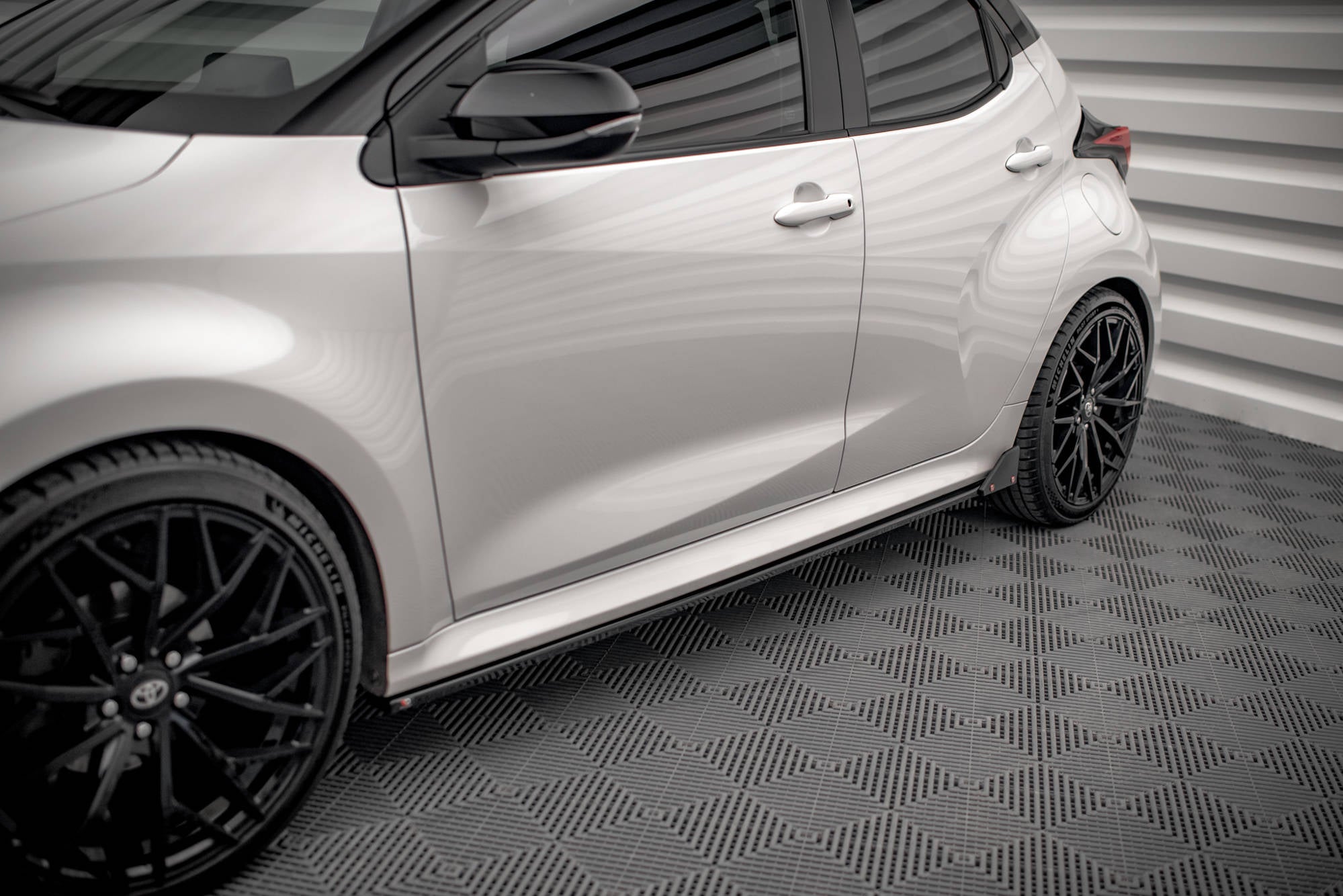 Maxton Design - Seitenschweller V1 Ansatz für + Flaps für Toyota Yaris Mk4 - Aerowerk.