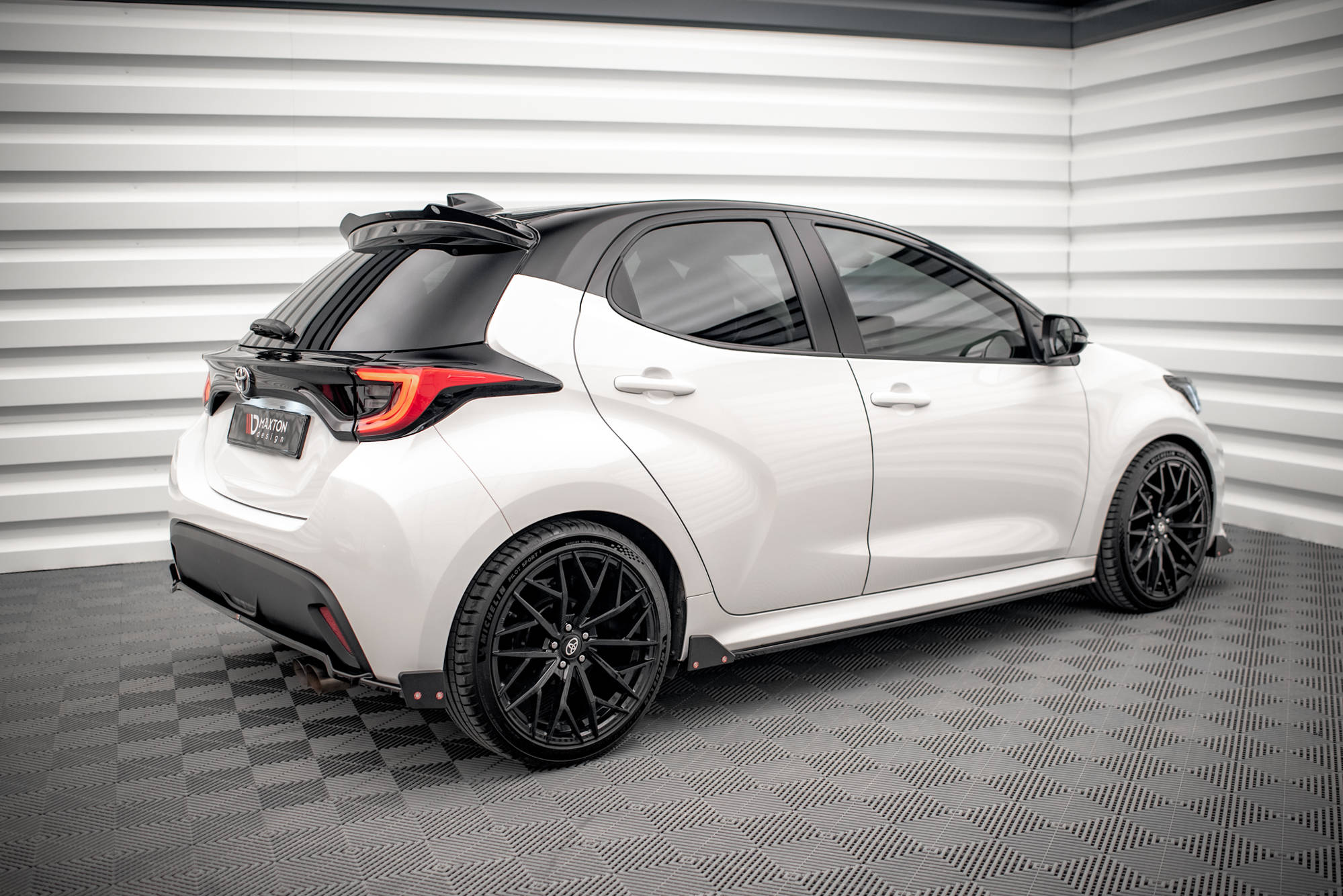 Maxton Design - Seitenschweller V1 Ansatz für + Flaps für Toyota Yaris Mk4 - Aerowerk.