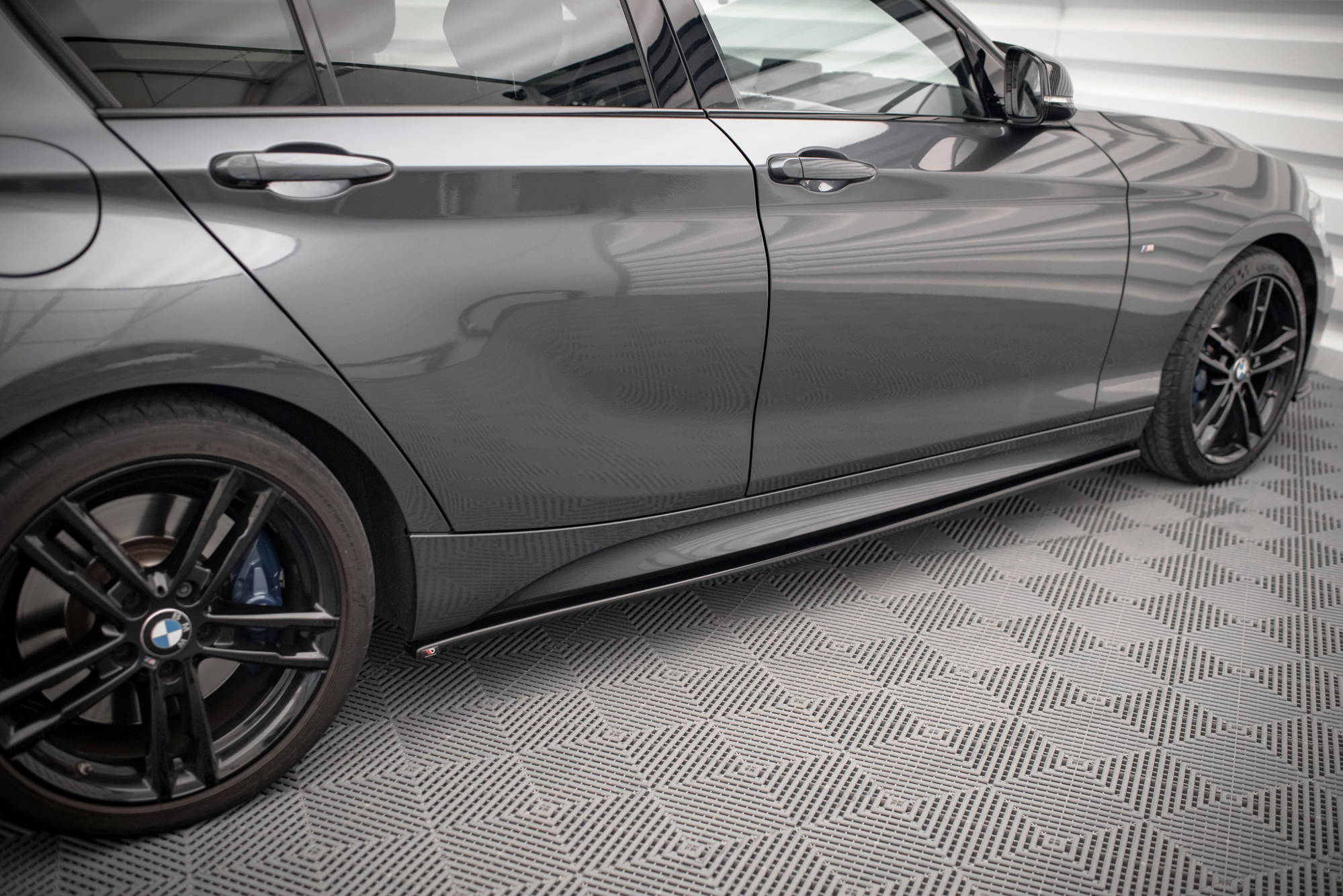 Maxton Design - Seitenschweller V1 Ansatz für für BMW 1er F20 M135i / M140i / M - Paket - Aerowerk.