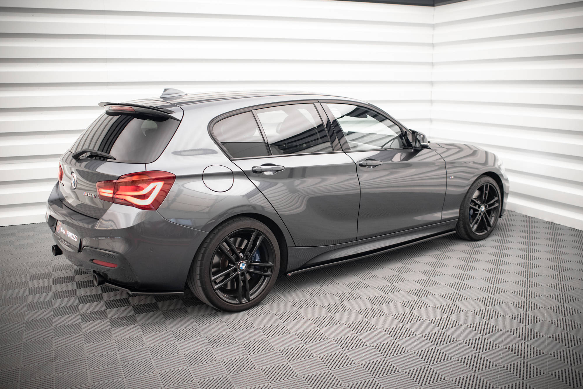 Maxton Design - Seitenschweller V1 Ansatz für für BMW 1er F20 M135i / M140i / M - Paket - Aerowerk.