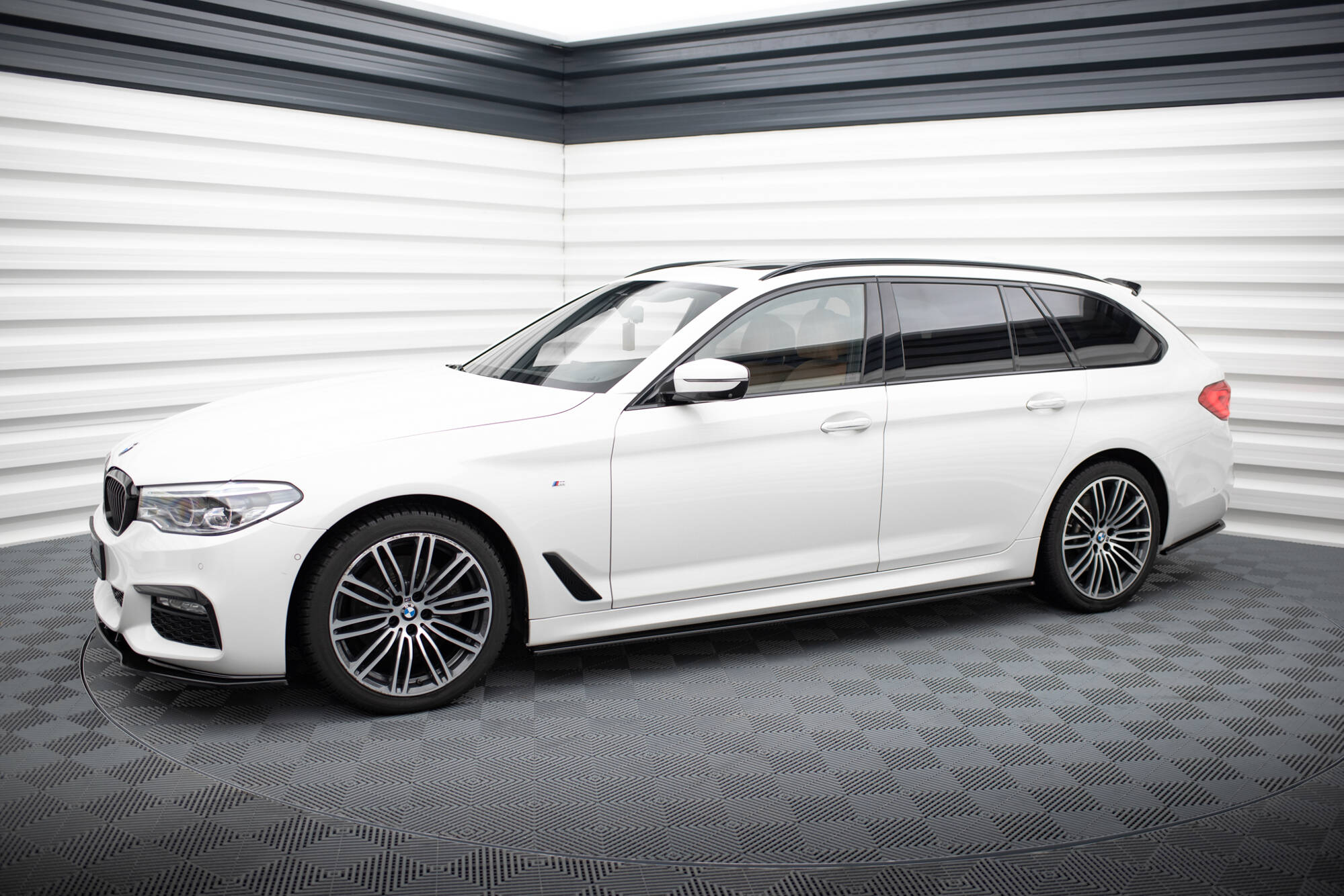 Maxton Design - Seitenschweller V1 Ansatz für für BMW 5er M - Paket / M550d / M550i G30/ G31 M - Paket - Aerowerk.