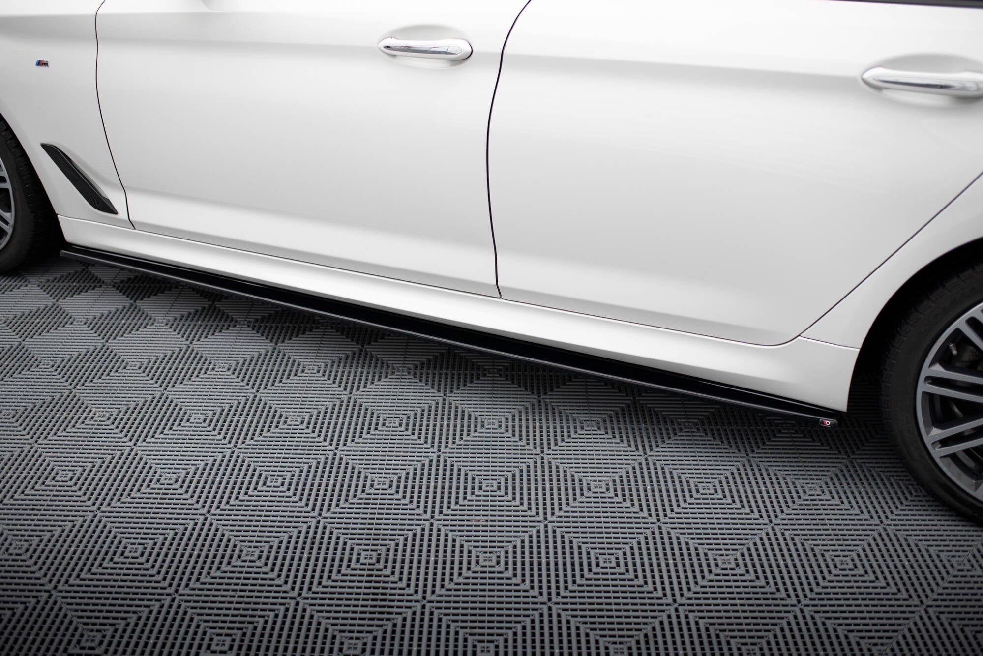 Maxton Design - Seitenschweller V1 Ansatz für für BMW 5er M - Paket / M550d / M550i G30/ G31 M - Paket - Aerowerk.