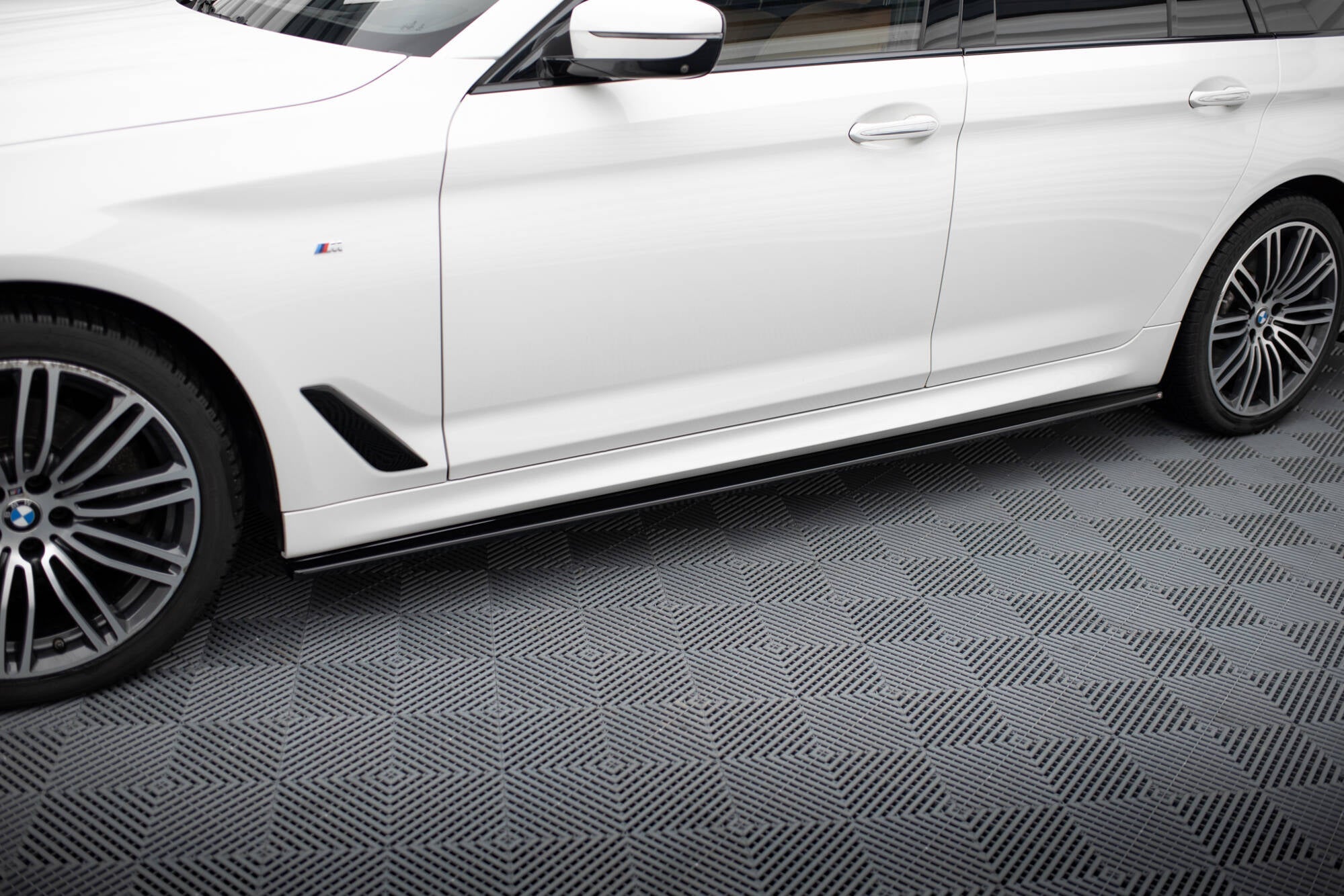 Maxton Design - Seitenschweller V1 Ansatz für für BMW 5er M - Paket / M550d / M550i G30/ G31 M - Paket - Aerowerk.