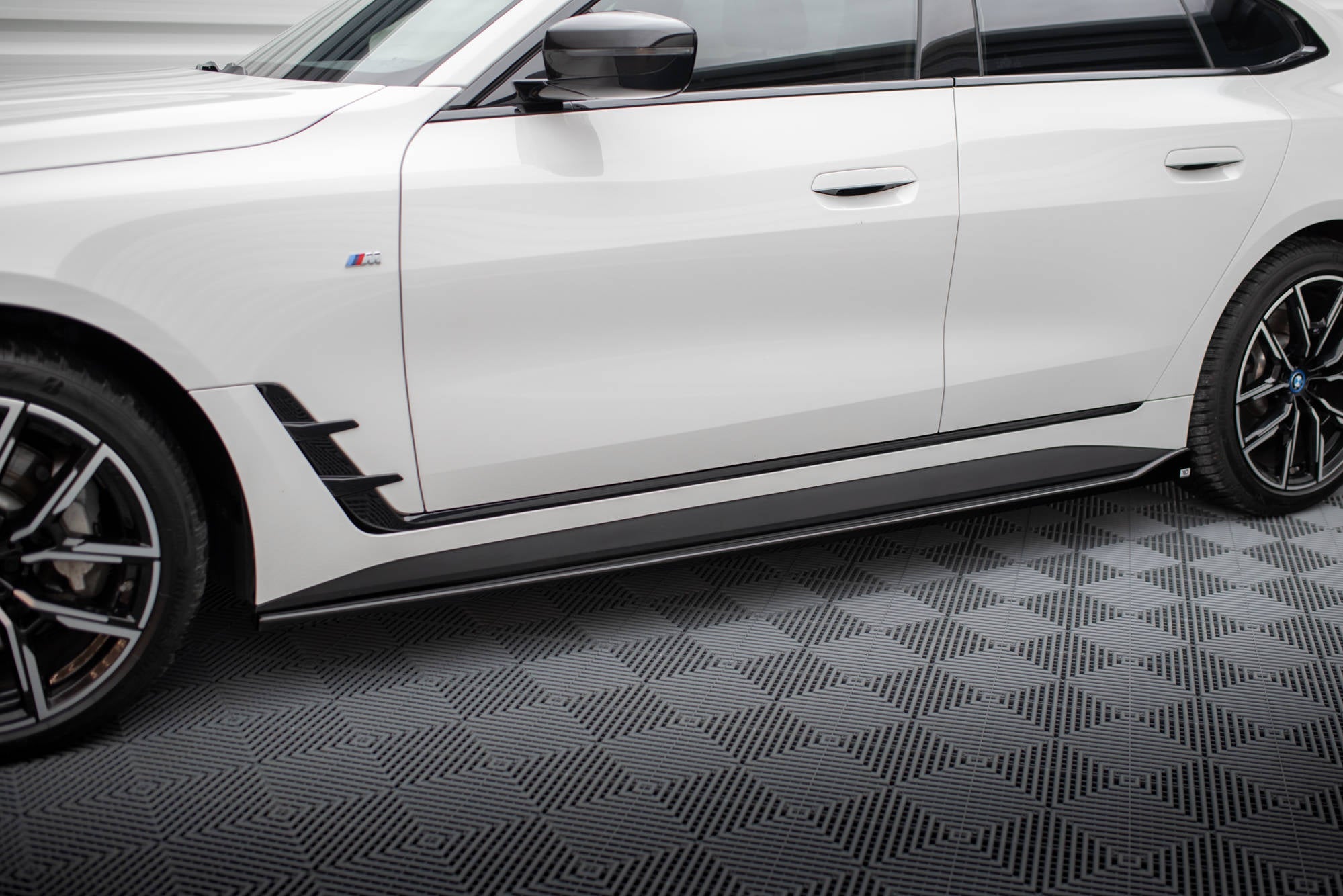 Maxton Design - Seitenschweller V.1 Ansatz für für BMW i4 M - Paket G26 - Aerowerk.