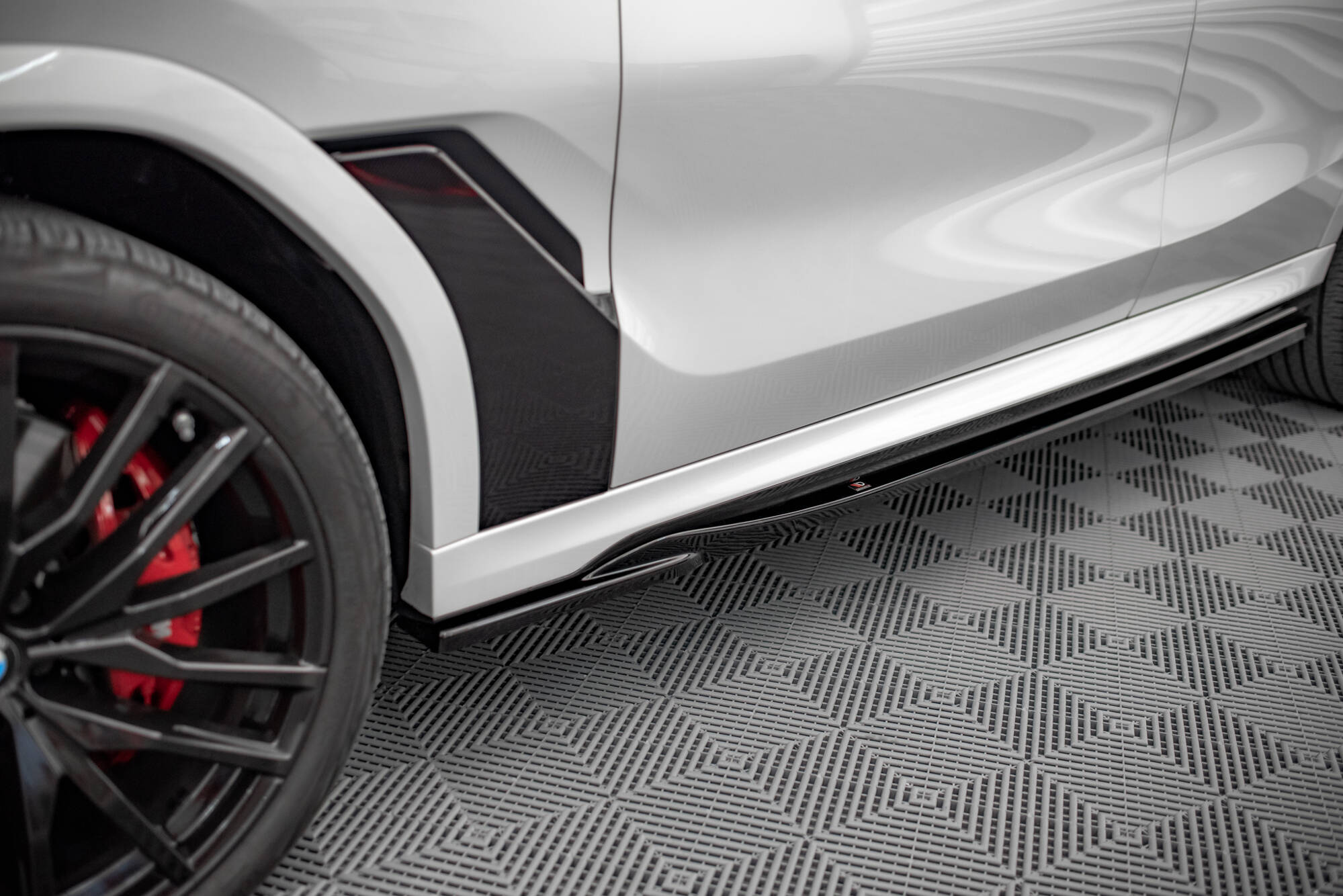 Maxton Design - Seitenschweller V1 Ansatz für für BMW X6 M F96 / X6 M - Paket G06 - Aerowerk.