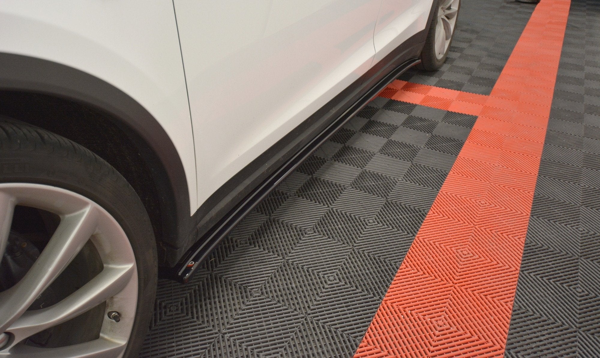 Maxton Design - Seitenschweller V1 Ansatz für für TESLA MODEL X - Aerowerk.