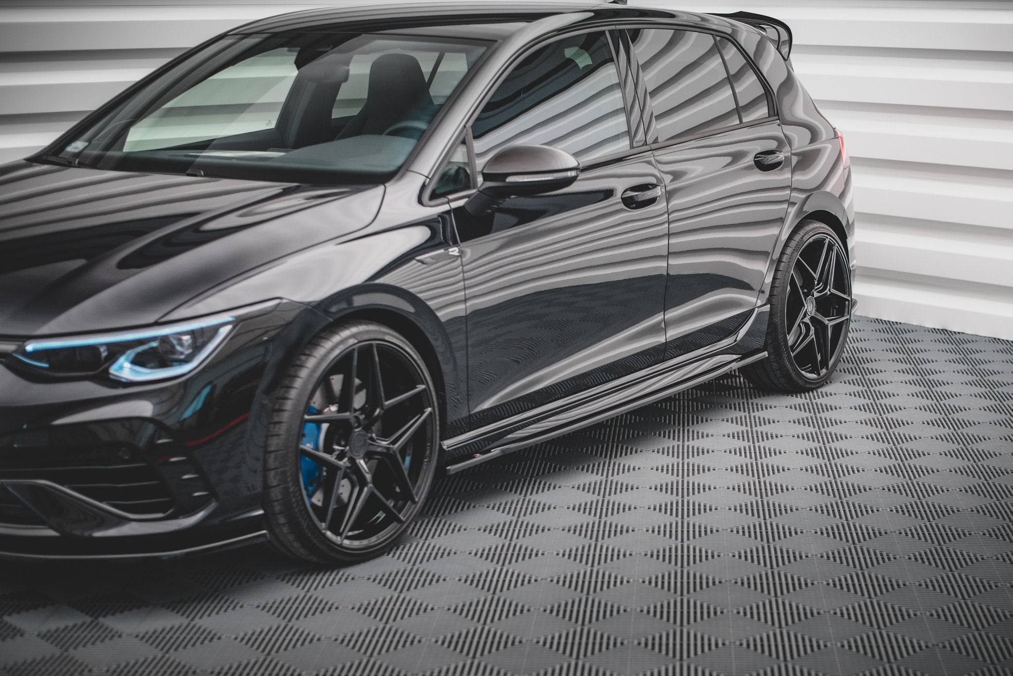 Maxton Design - Seitenschweller V1 Ansatz für für VW Golf R Mk8 Facelift - Aerowerk.