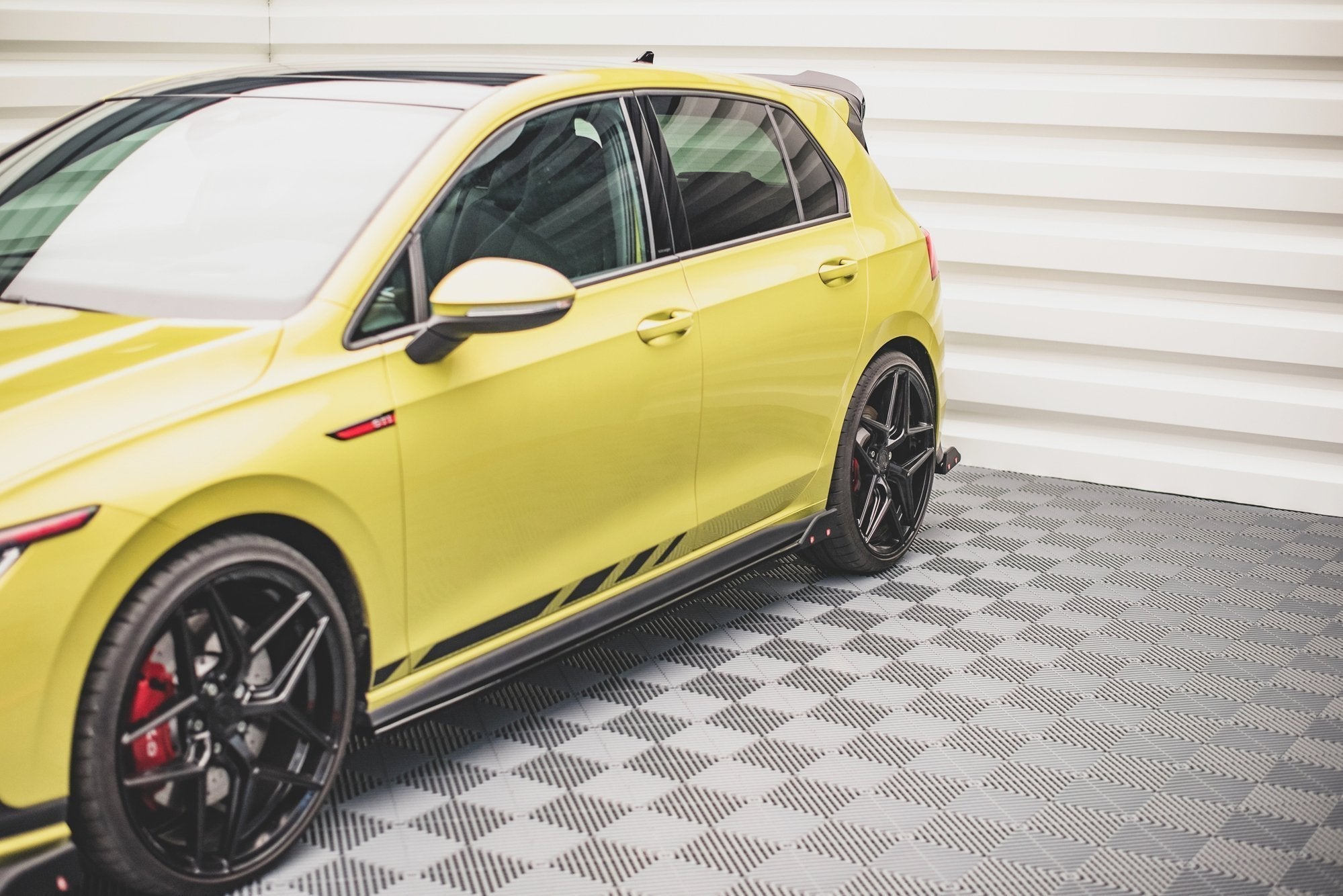 Maxton Design - Seitenschweller V2 Ansatz für + Flaps für VW Golf GTI / GTE / GTI Clubsport / GTD / R - Line Mk8 - Aerowerk.