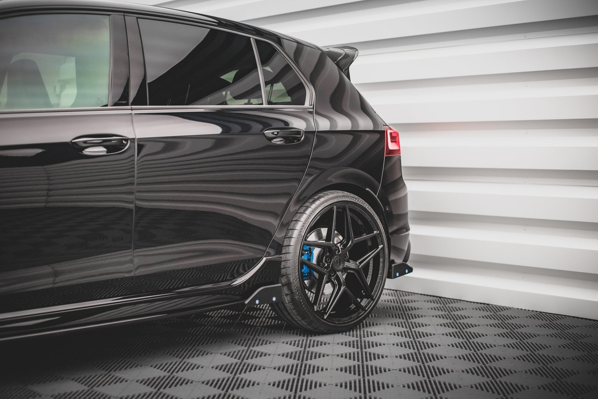 Maxton Design - Seitenschweller V2 Ansatz für + Flaps für VW Golf R Mk8 Facelift - Aerowerk.
