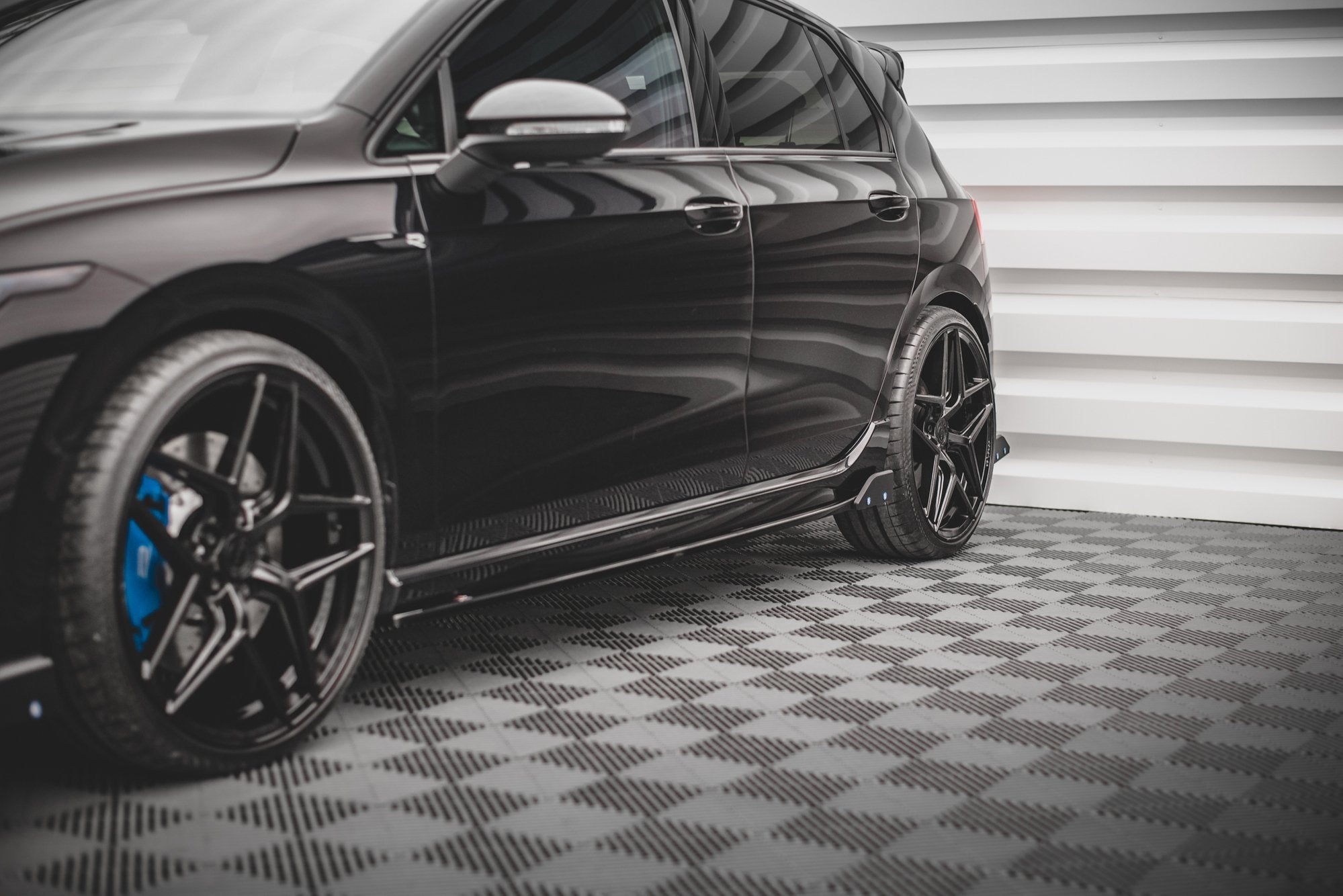 Maxton Design - Seitenschweller V2 Ansatz für + Flaps für VW Golf R Mk8 Facelift - Aerowerk.