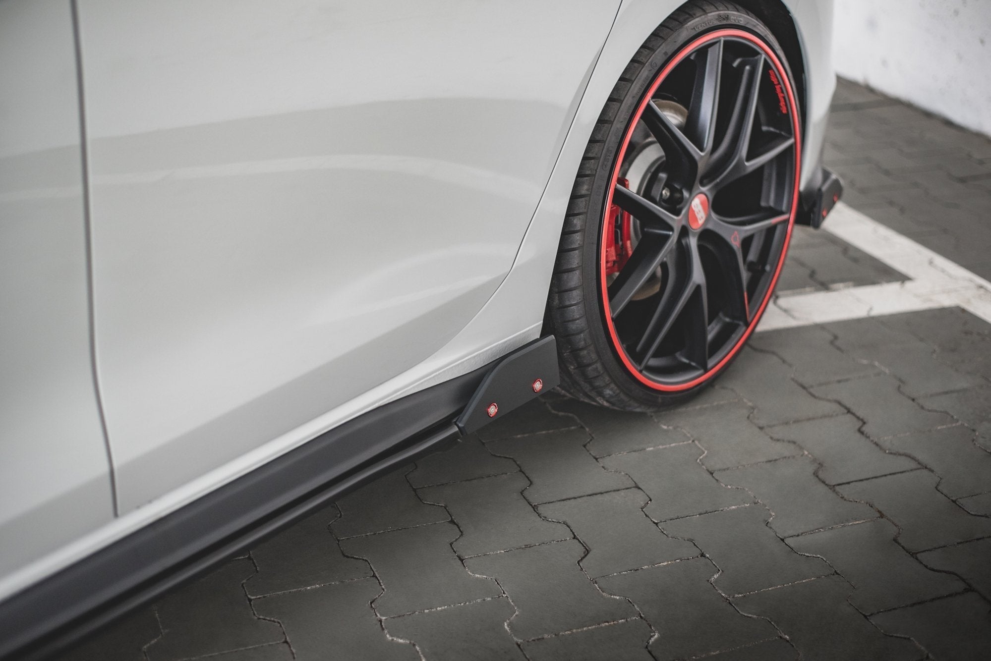 Maxton Design - Seitenschweller V2 Ansatz für für + Flaps Volkswagen Golf 8 GTI / GTI Clubsport - Aerowerk.