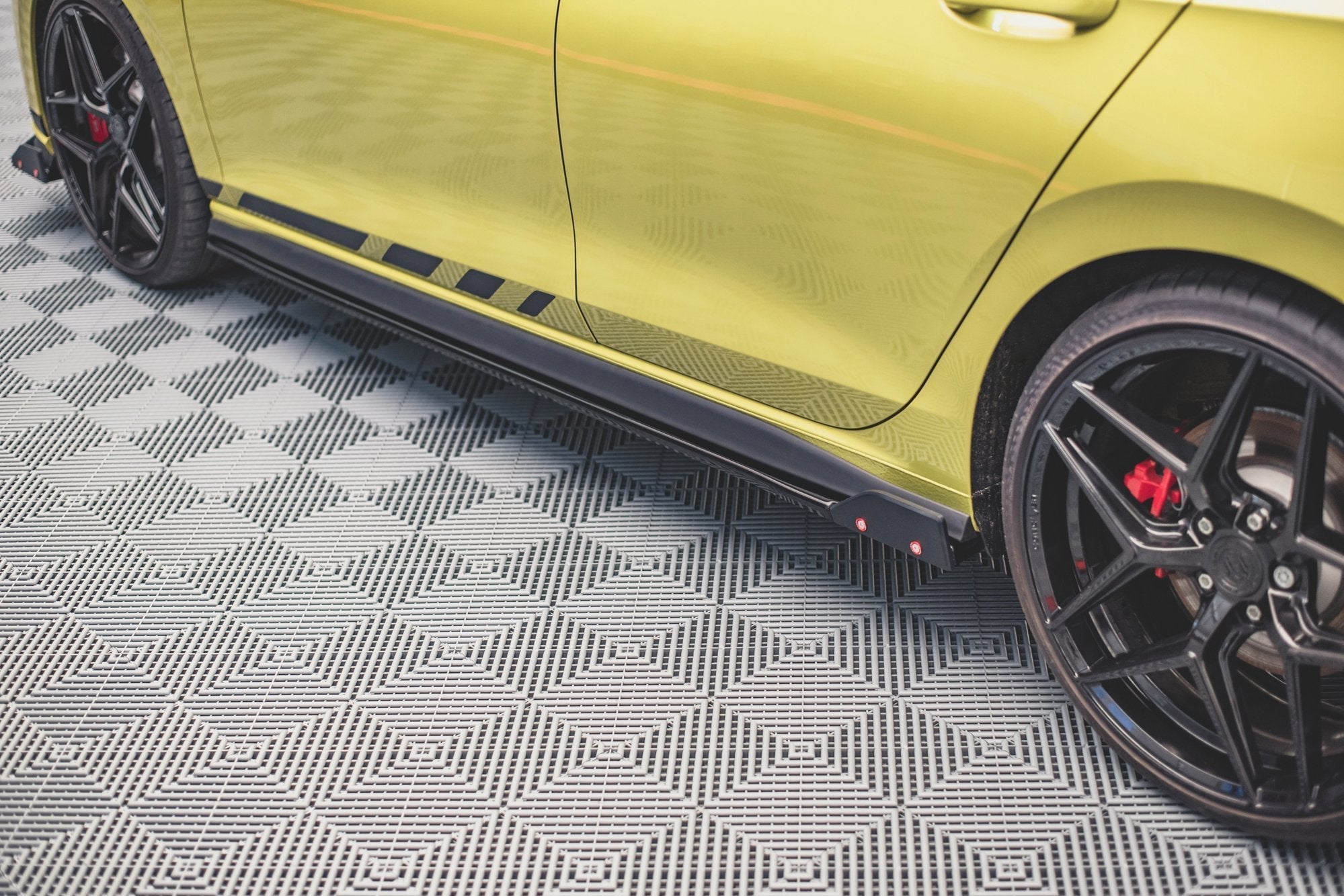 Maxton Design - Seitenschweller V2 Ansatz für für + Flaps Volkswagen Golf 8 GTI / GTI Clubsport - Aerowerk.