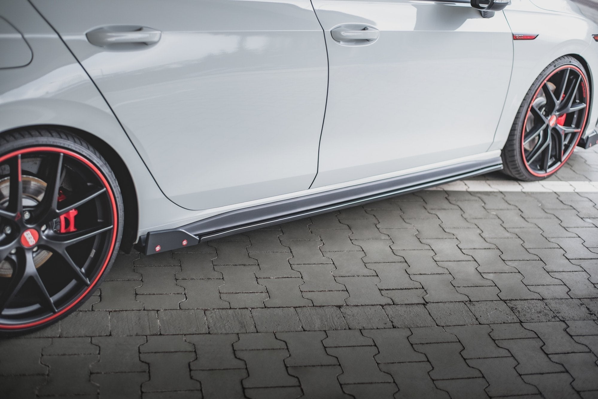 Maxton Design - Seitenschweller V2 Ansatz für für + Flaps Volkswagen Golf 8 GTI / GTI Clubsport - Aerowerk.