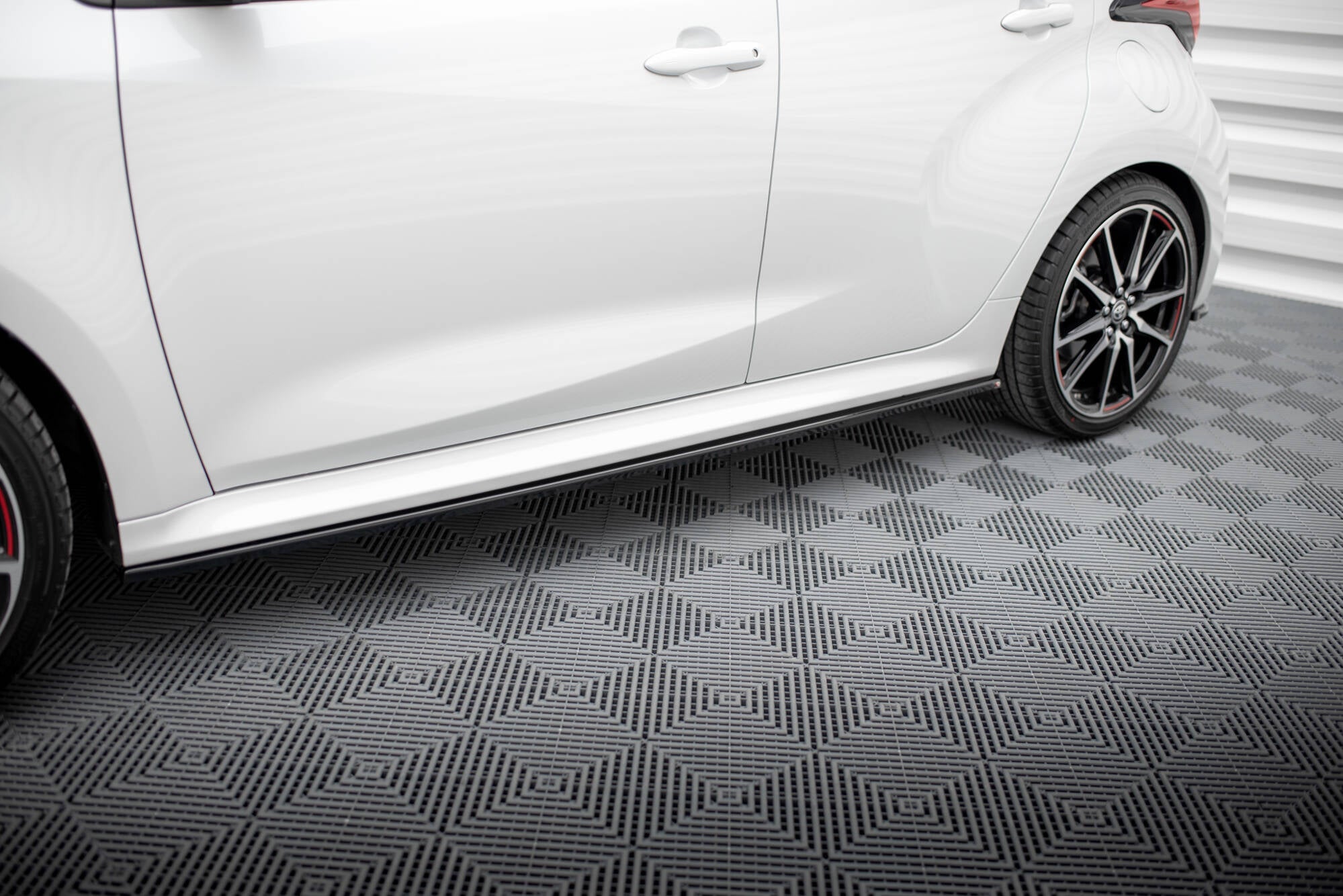 Maxton Design - Seitenschweller V2 Ansatz für Toyota Yaris Mk4 - Aerowerk.