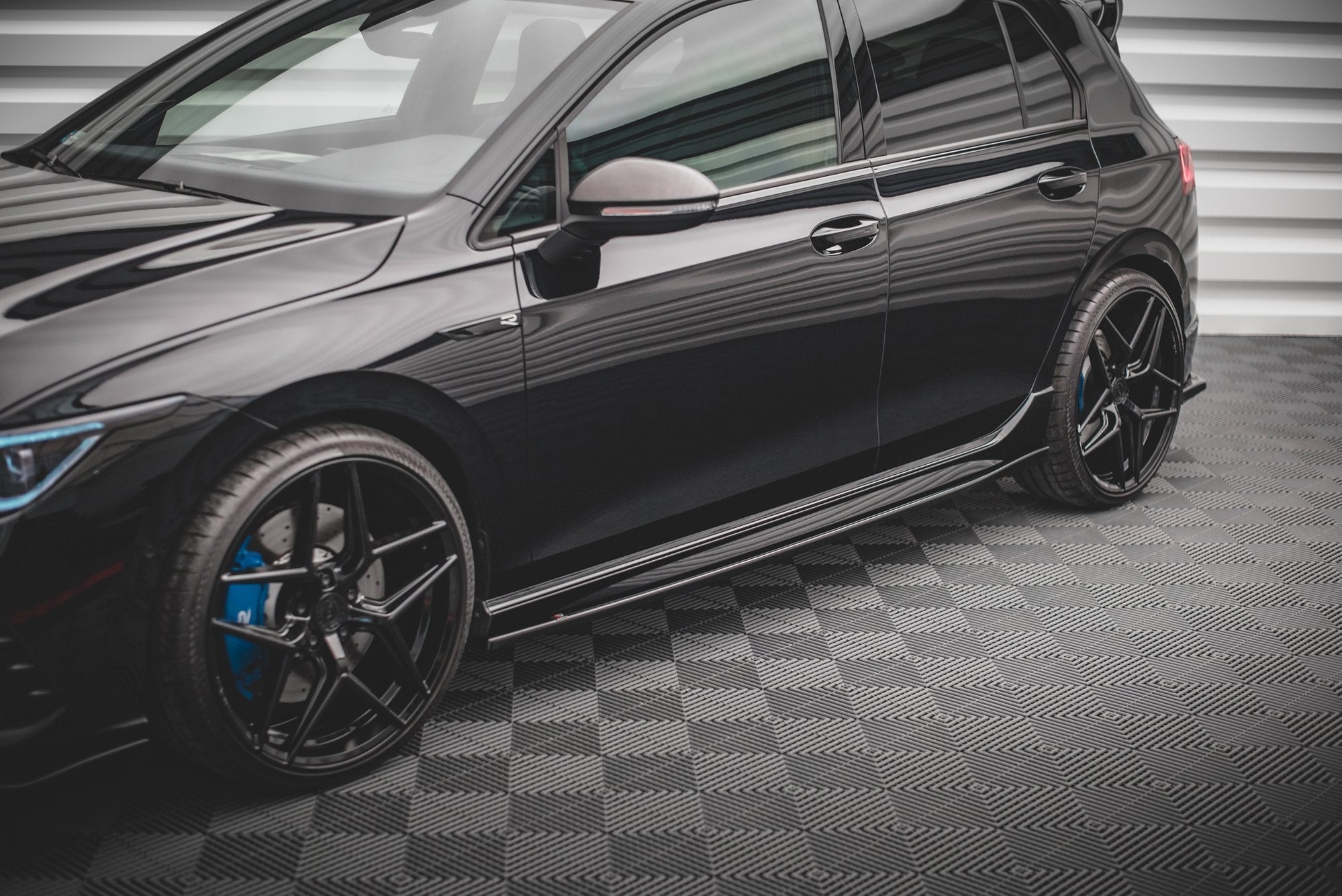 Maxton Design - Seitenschweller V2 Ansatz für VW Golf R Mk8 Facelift - Aerowerk.