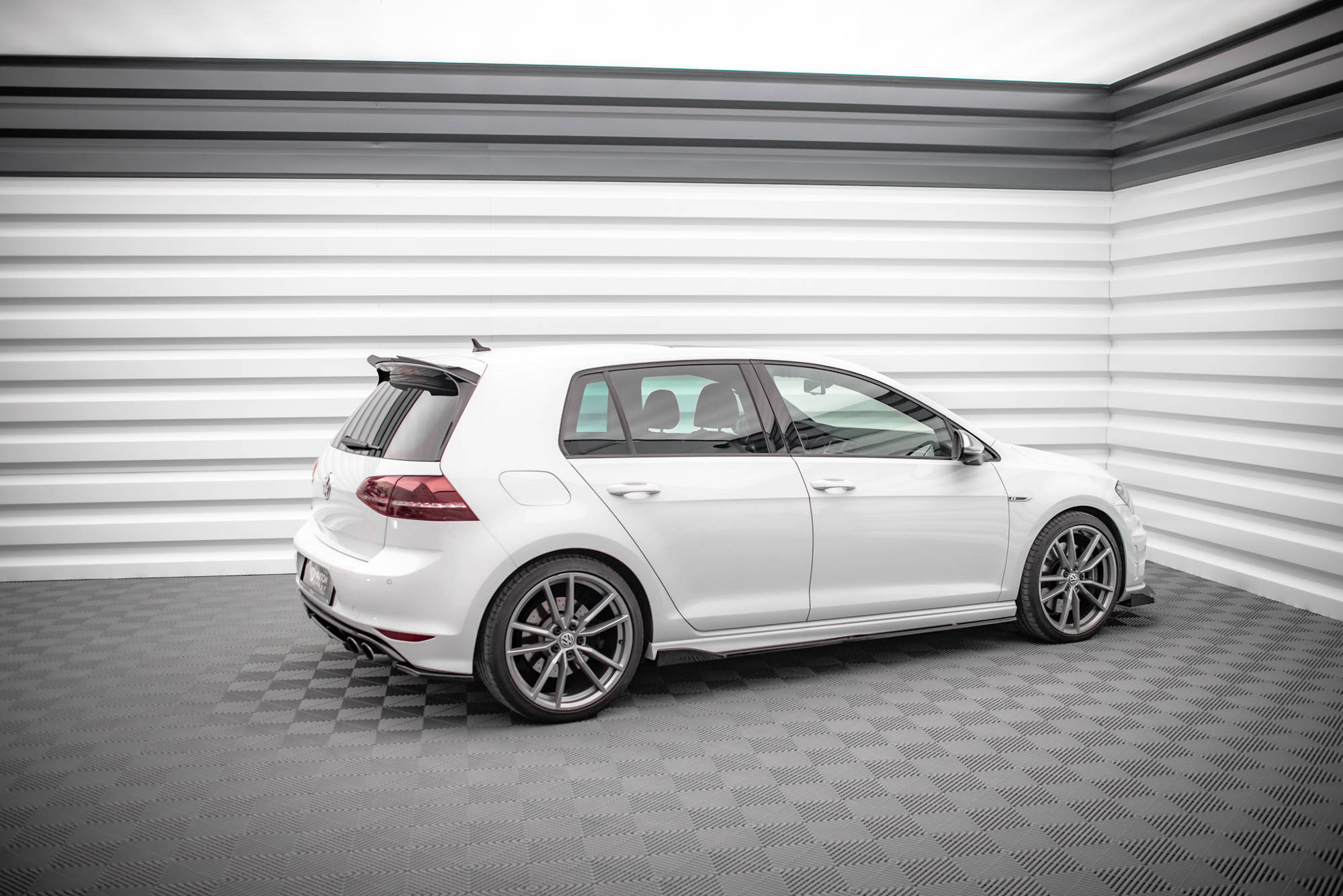 Maxton Design - Seitenschweller V2 Ansatz für VW Golf R / R - Line Mk7 - Aerowerk.